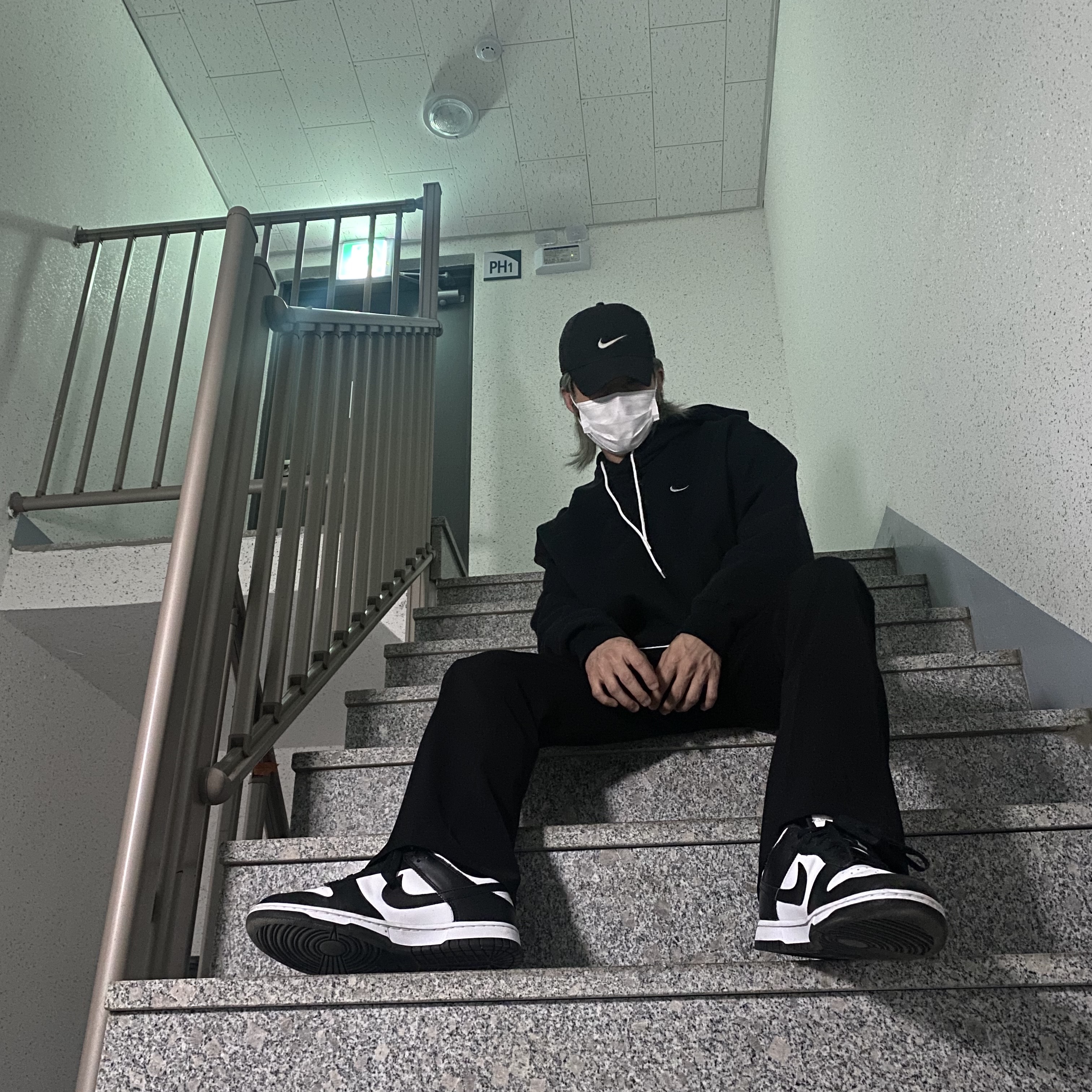 Nike Dunk Low Retro Black, Nike NRG Solo Swoosh Fleece Hoodie Black White - Asia 착용 스타일