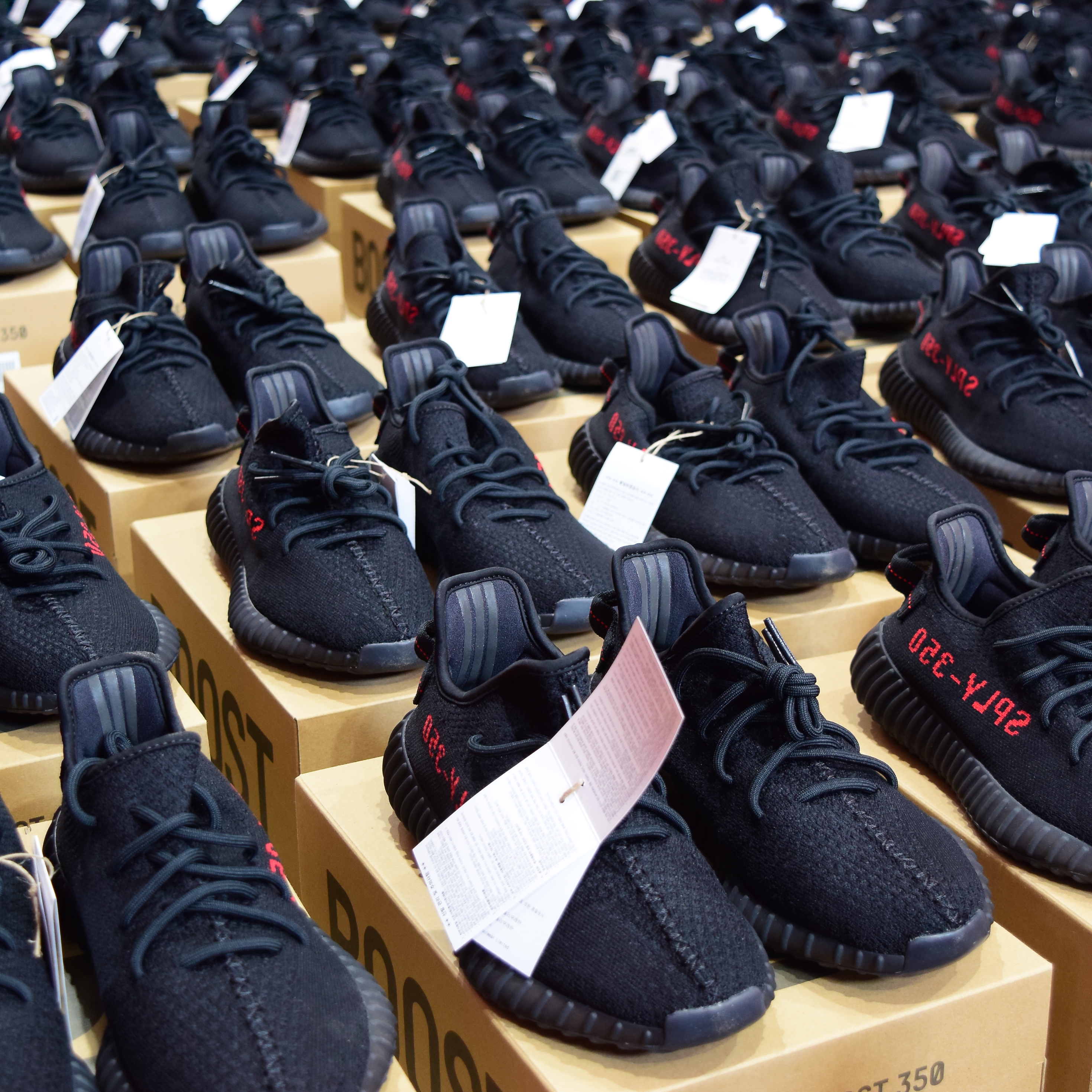 Adidas Yeezy Boost 350 V2 Black Red 2020 착용 스타일