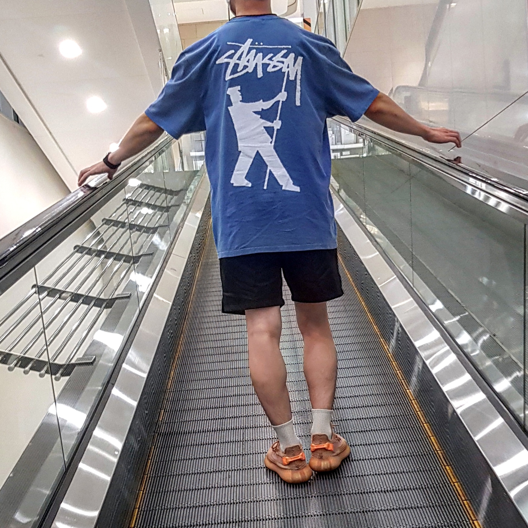 Adidas Yeezy Boost 350 V2 Clay, Stussy Painter Dyed T-Shirt Blue 착용 스타일