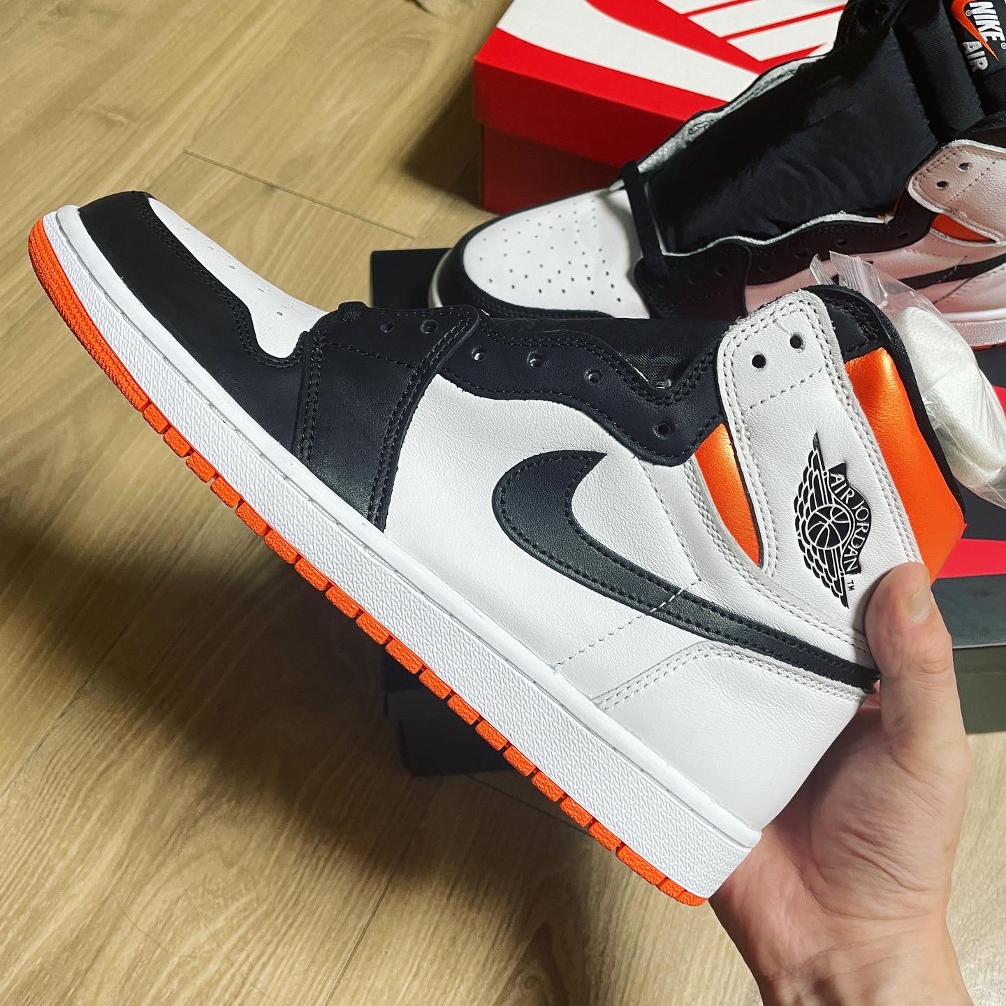 Jordan 1 Retro High OG Electro Orange 착용 스타일 - 2