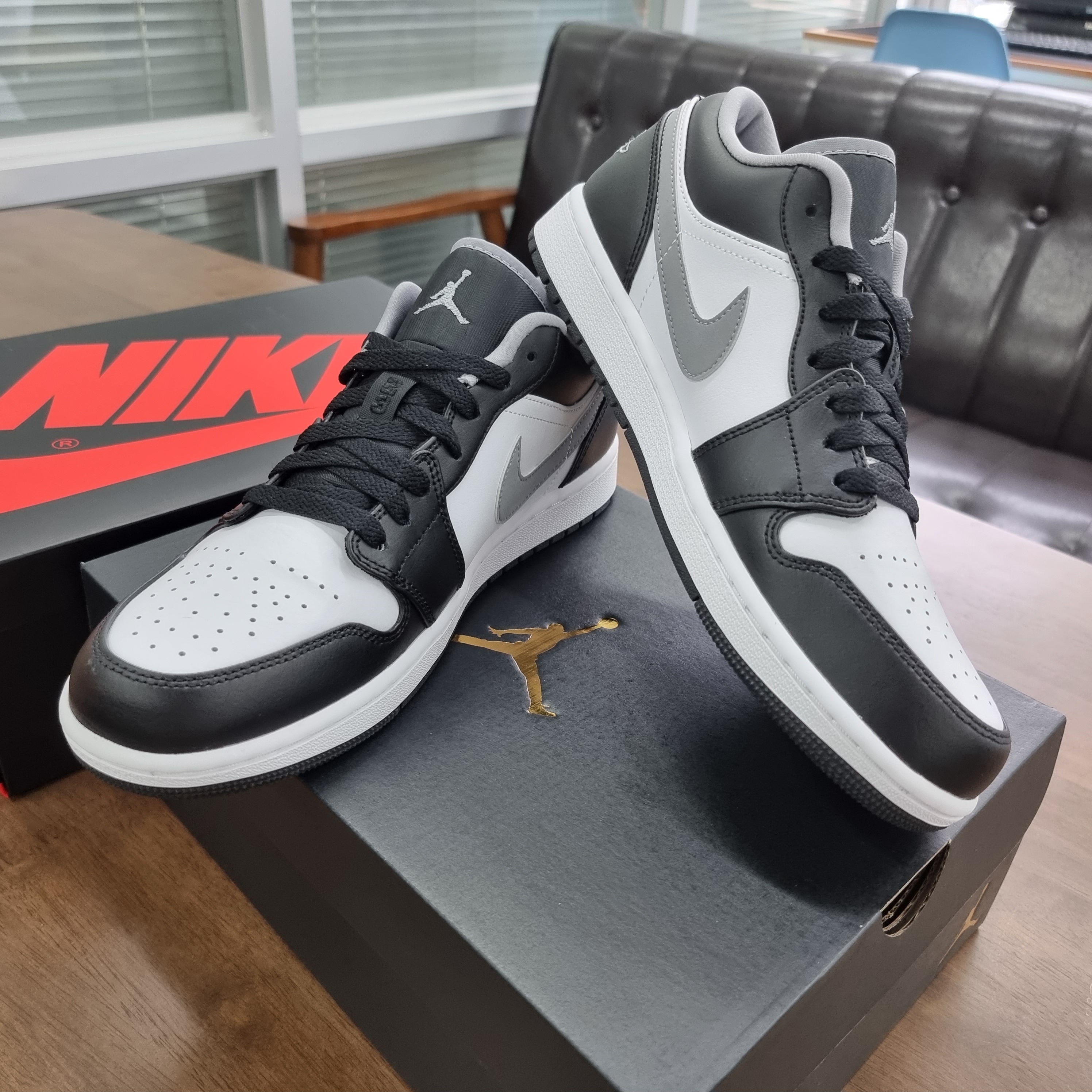Jordan 1 Low Black Particle Grey 착용 스타일 - 2