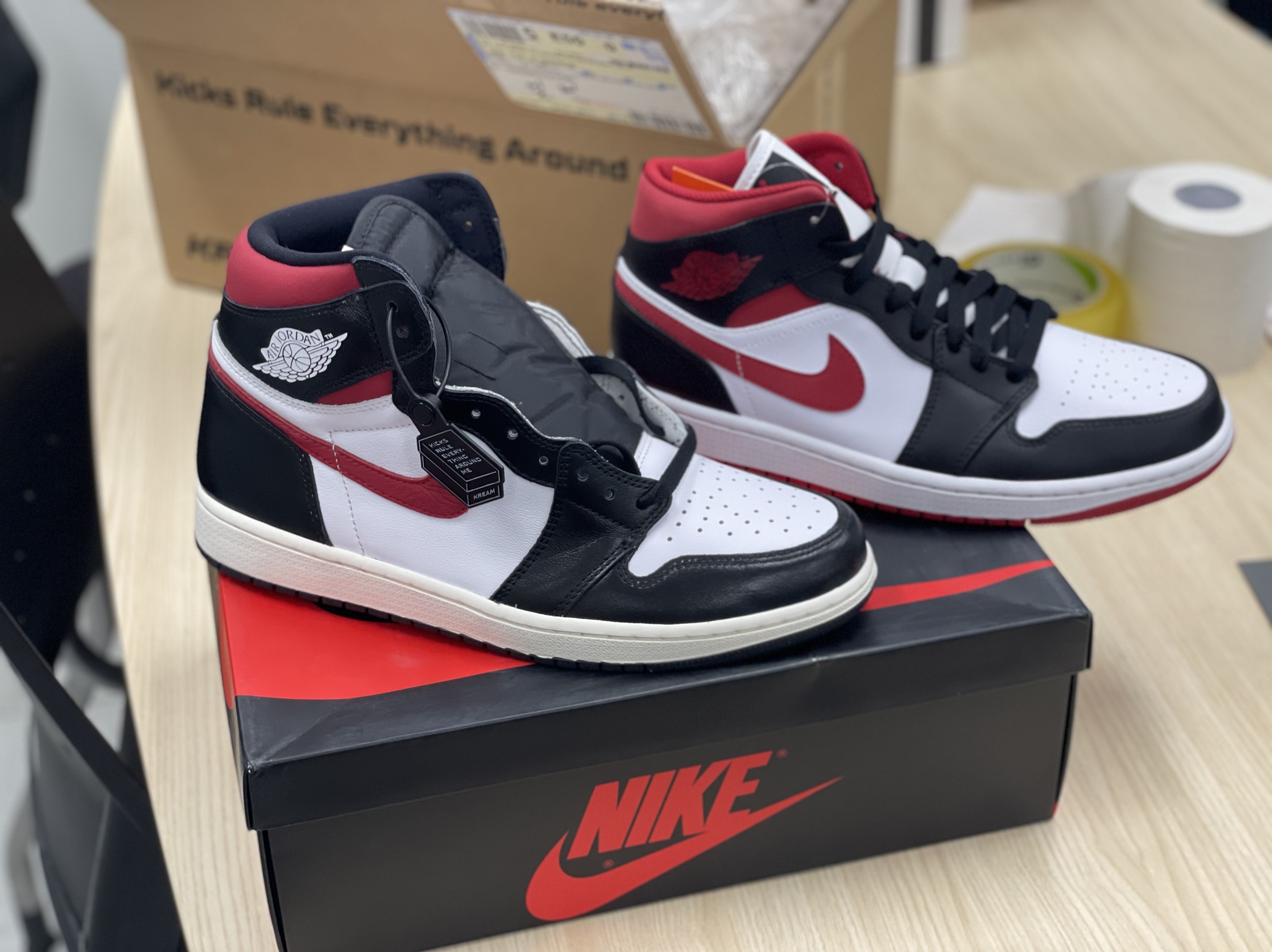 Jordan 1 Retro High OG Gym Red, Jordan 1 Mid Gym Red Black White 착용 스타일