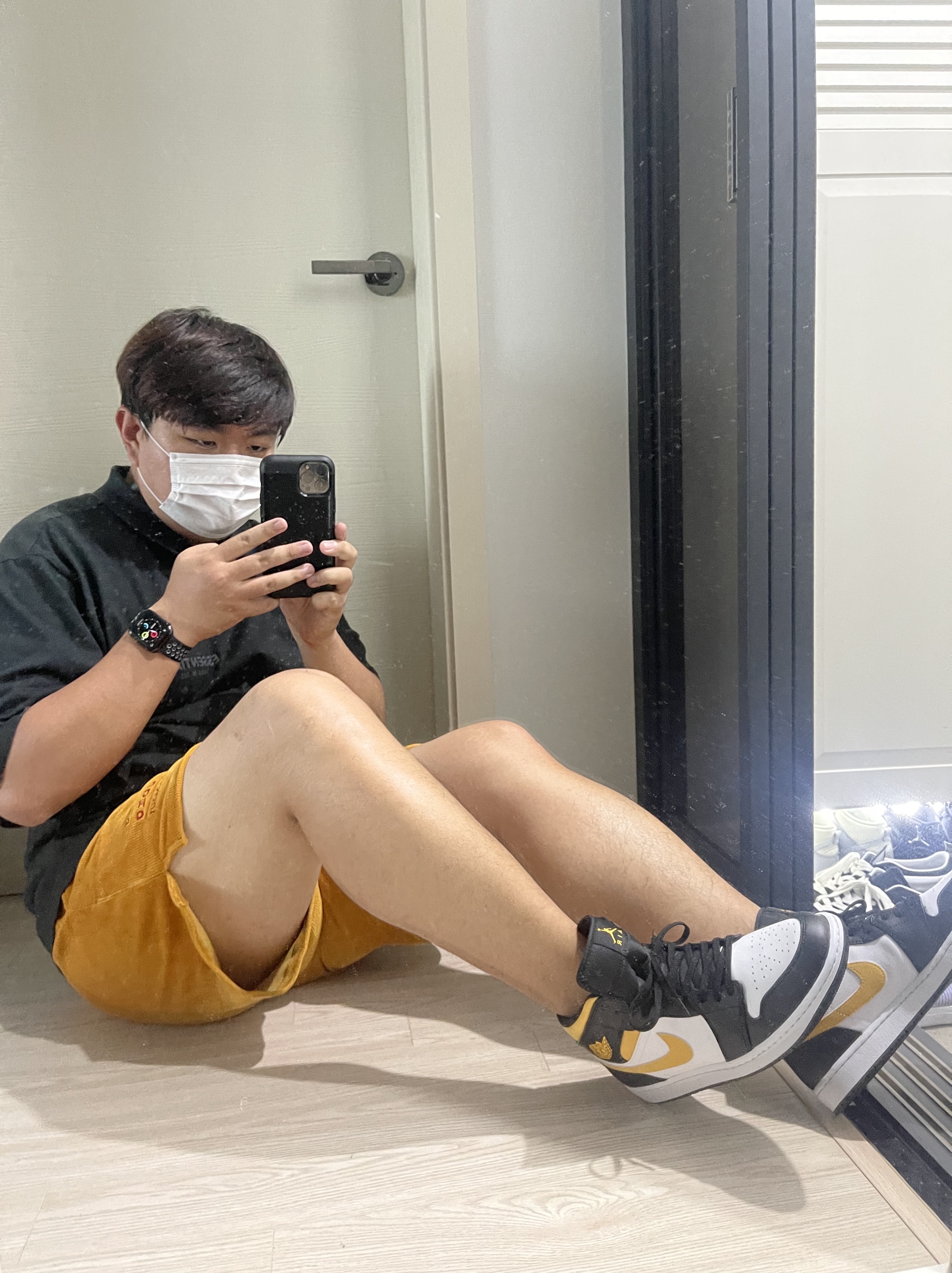 IAB Studio Corduroy Shorts Mustard for Worksout, Jordan 1 Mid Pollen 착용 스타일