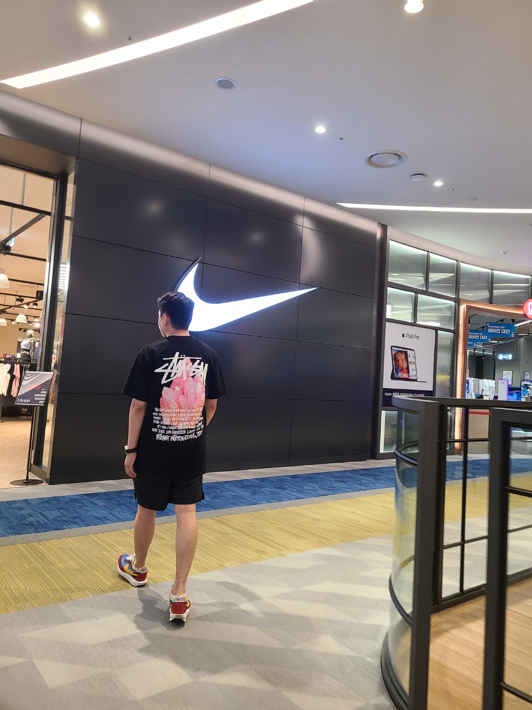 Nike x Sacai LDWaffle Blue Multi, Stussy Reflection T-Shirt Black 착용 스타일 - 2