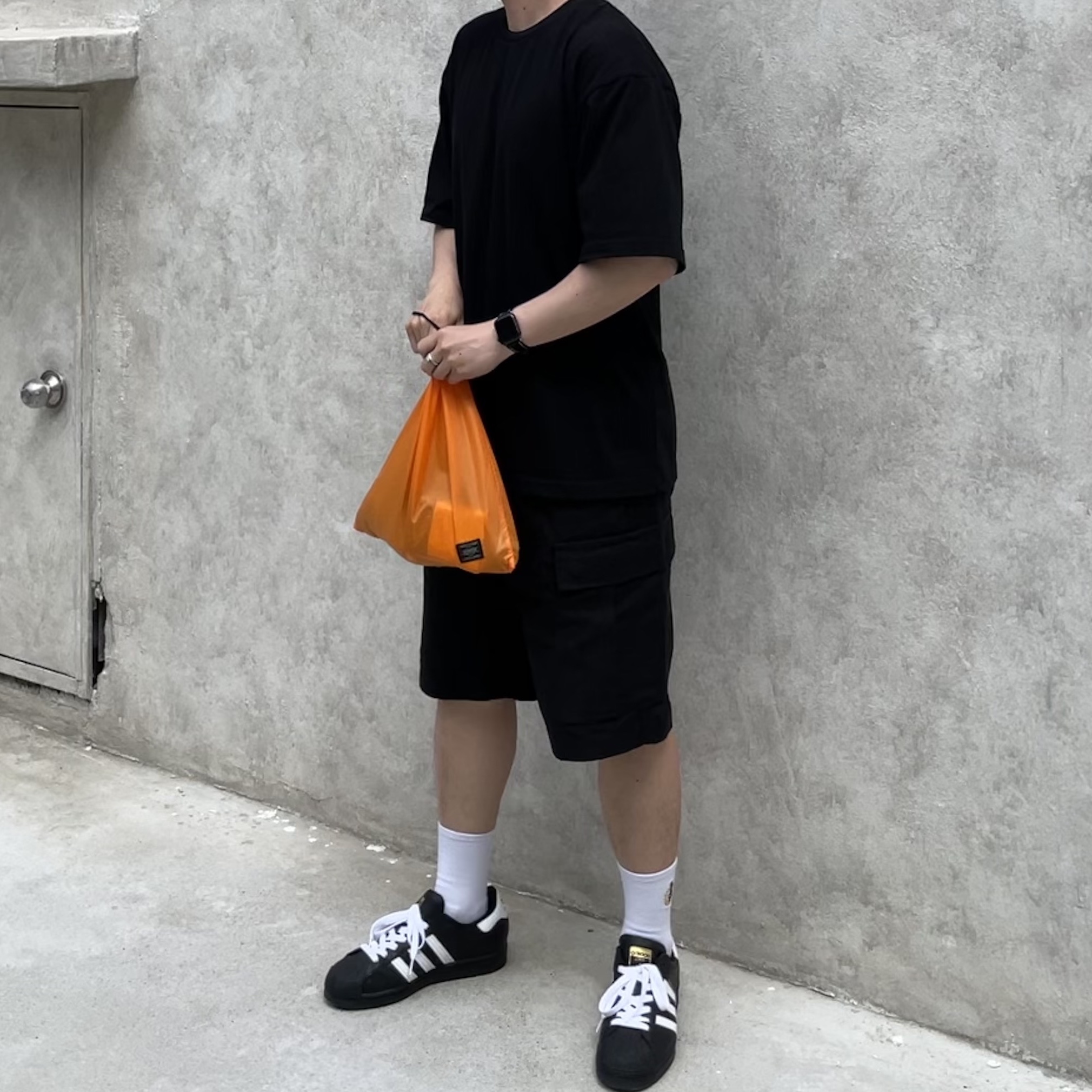 Adidas Superstar Core Black White 착용 스타일