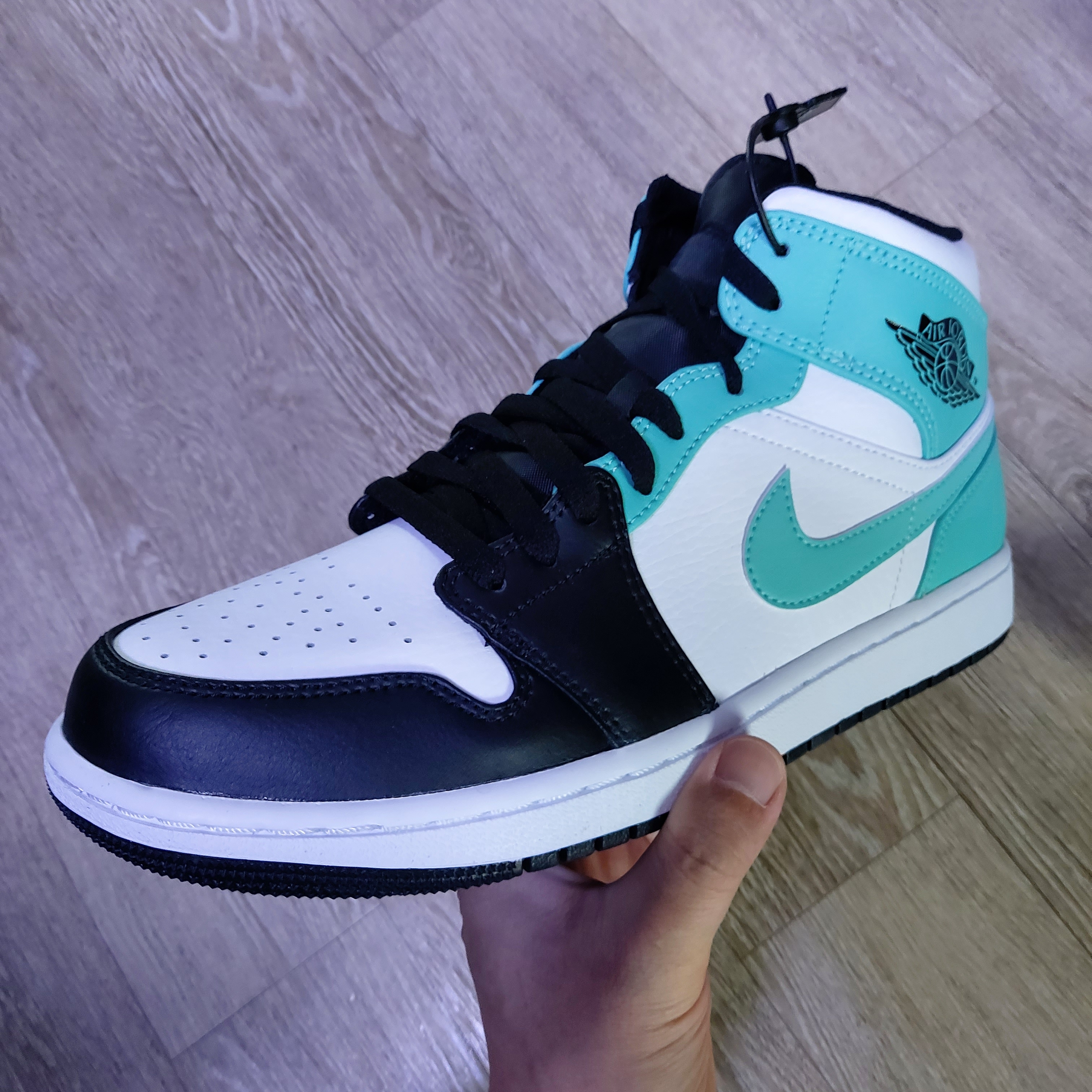 Jordan 1 Mid Tropical Twist 착용 스타일