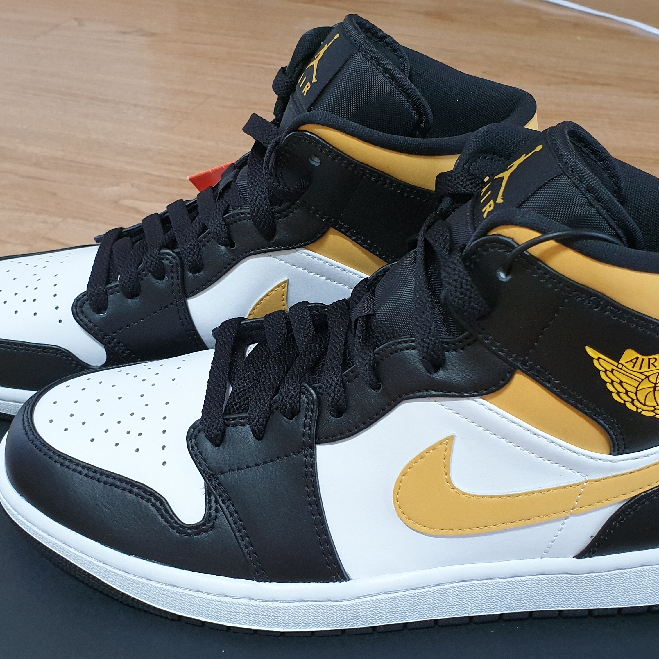 Jordan 1 Mid Pollen 착용 스타일 - 2