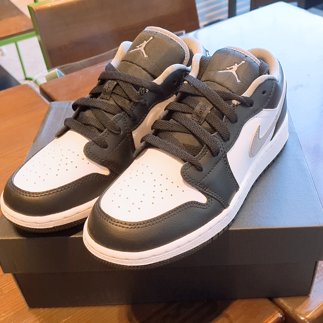 Oofos OOriginal Black, (GS) Jordan 1 Low Black Particle Grey 착용 스타일 - 4