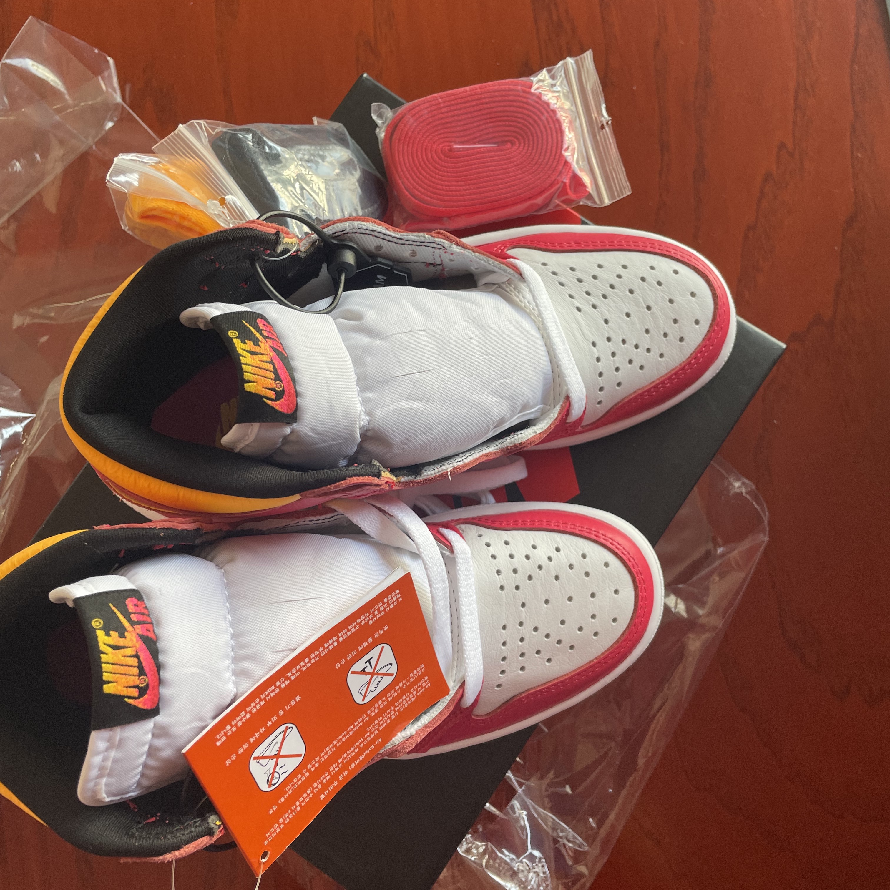 Jordan 1 Retro High OG Light Fusion Red 착용 스타일 - 3
