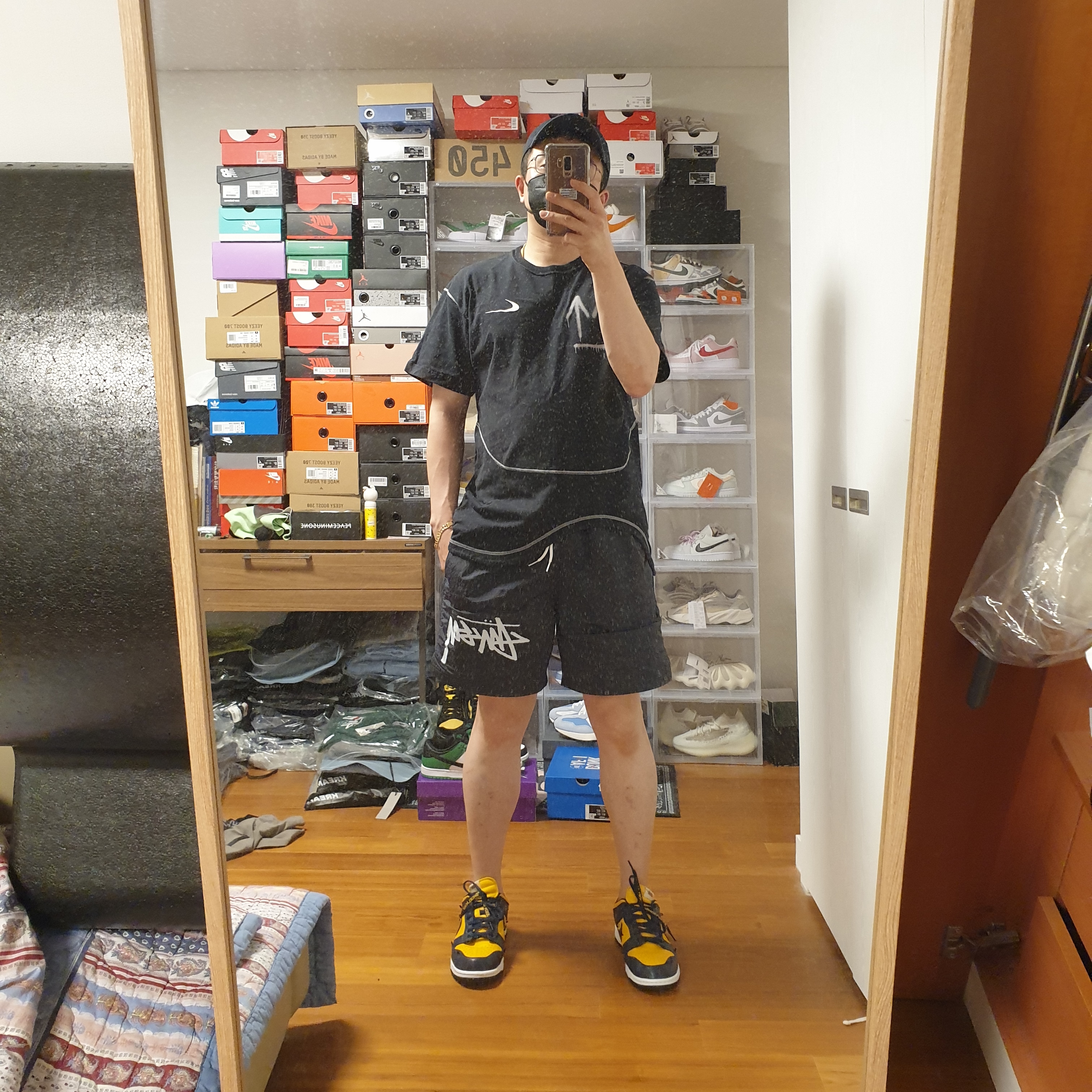 Nike x Off-White NRG RU Short Sleeve T-Shirt, Nike x Off-White Dunk Low University Gold Midnight Navy 착용 스타일 - 2