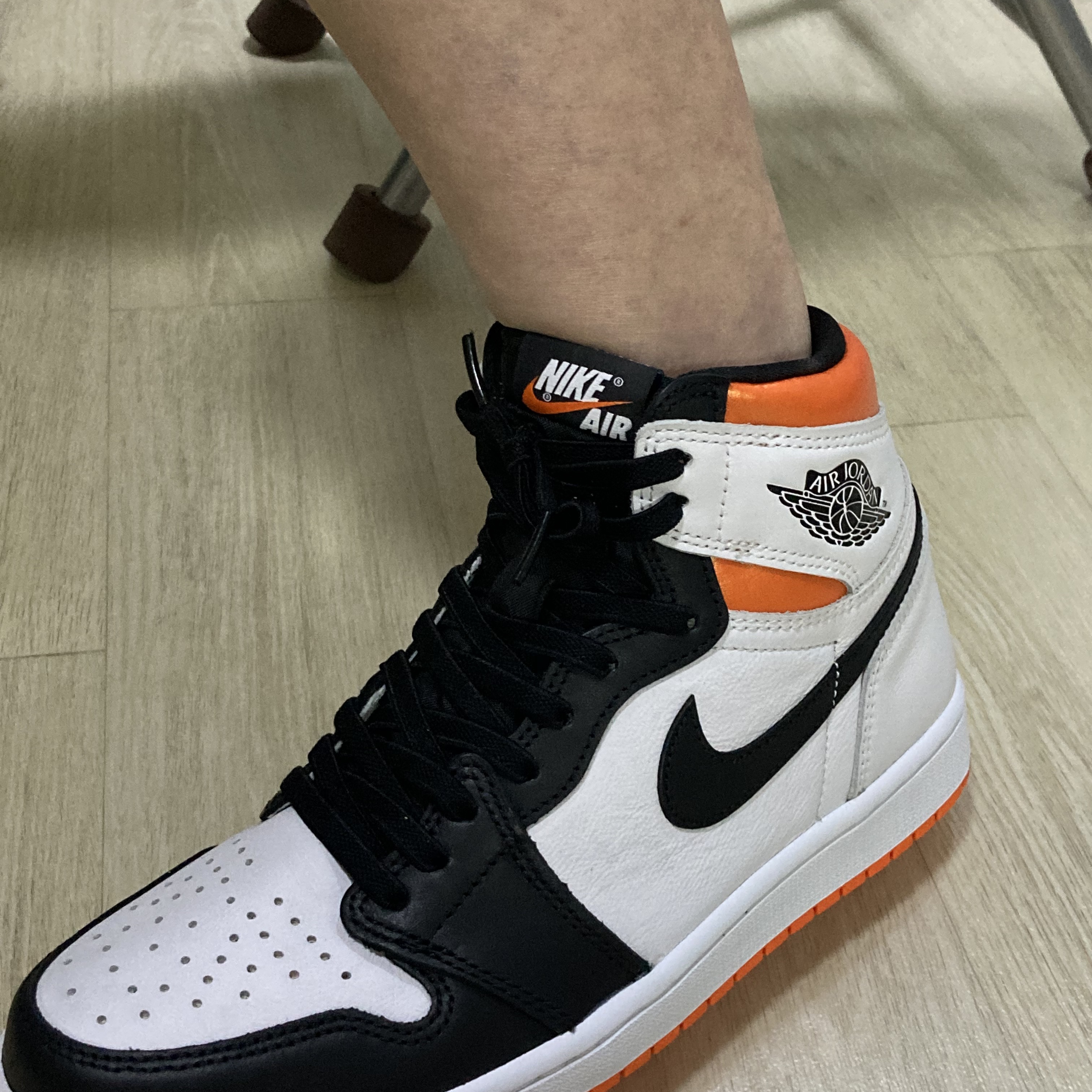 Jordan 1 Retro High OG Electro Orange 착용 스타일