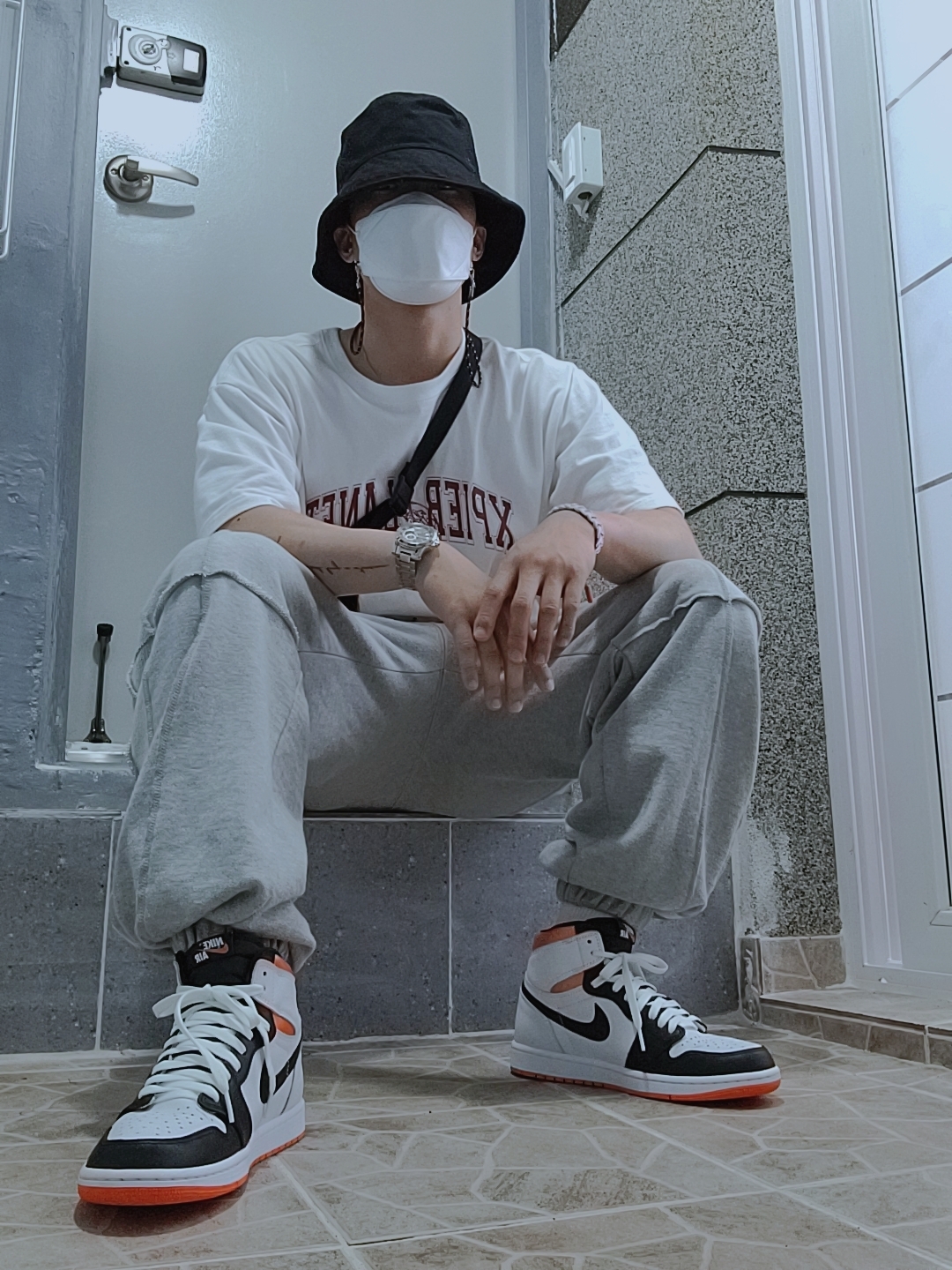 Jordan 1 Retro High OG Electro Orange 착용 스타일