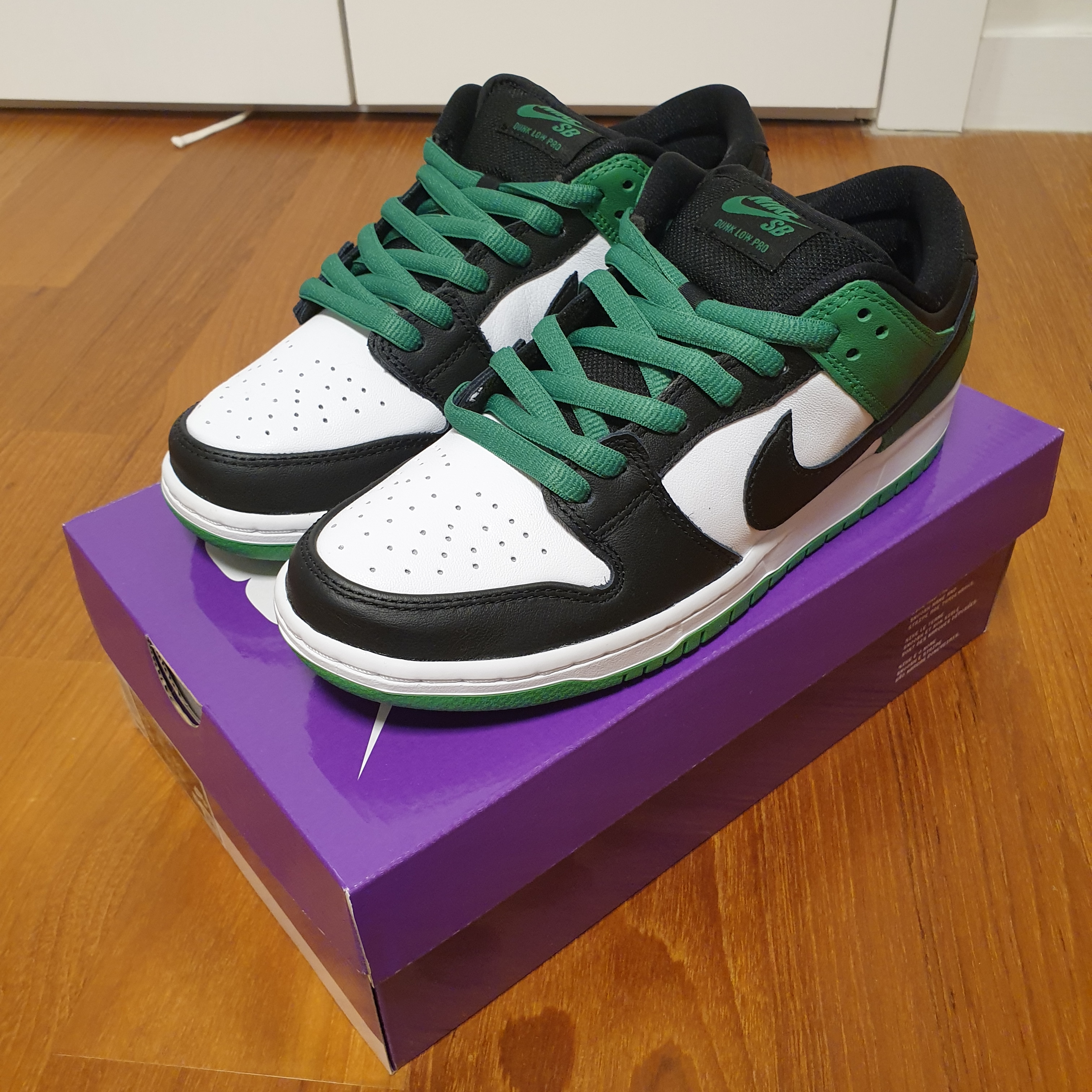 Nike SB Dunk Low Pro Black and Classic Green 착용 스타일 - 4