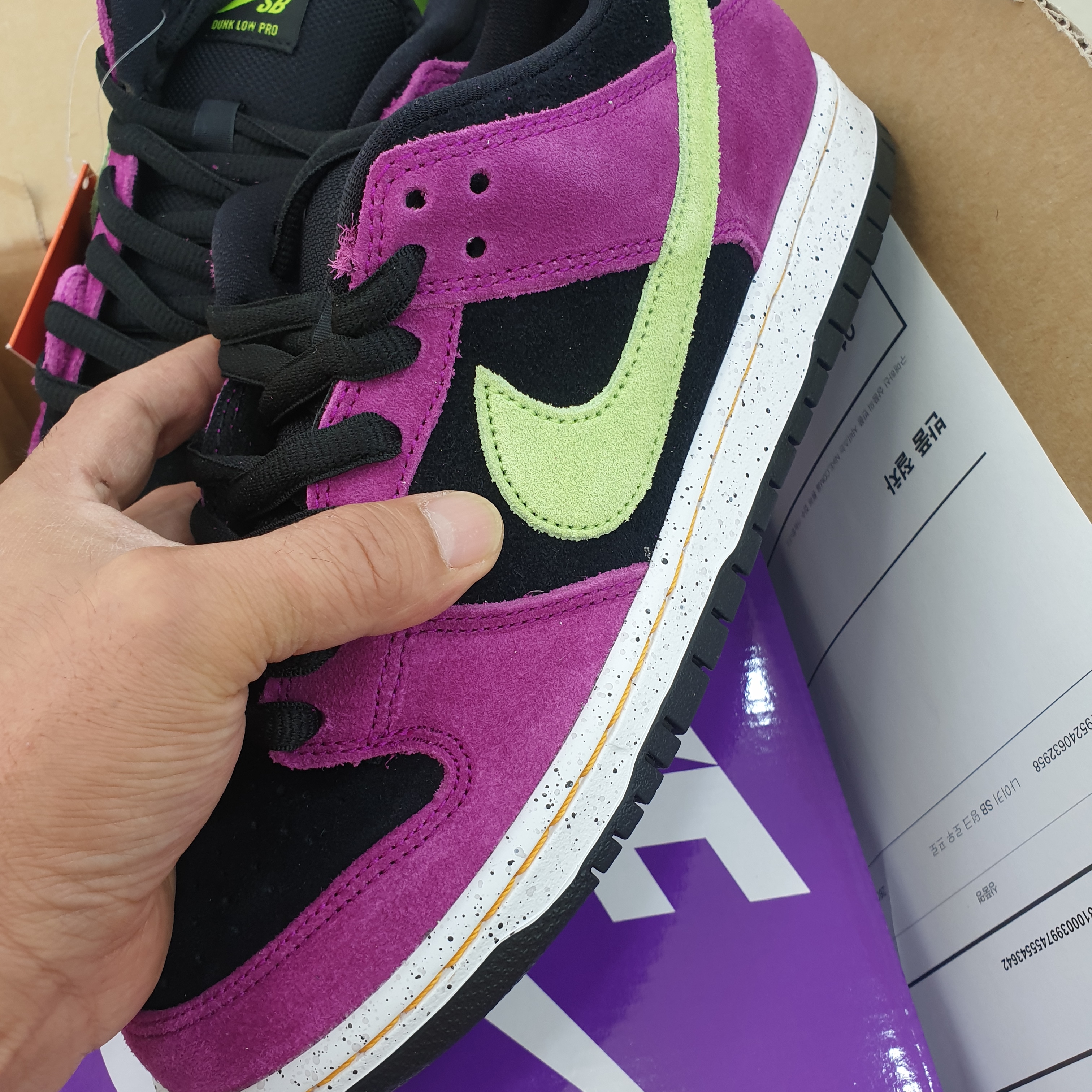 Nike SB Dunk Low Pro Red Plum 착용 스타일 - 1