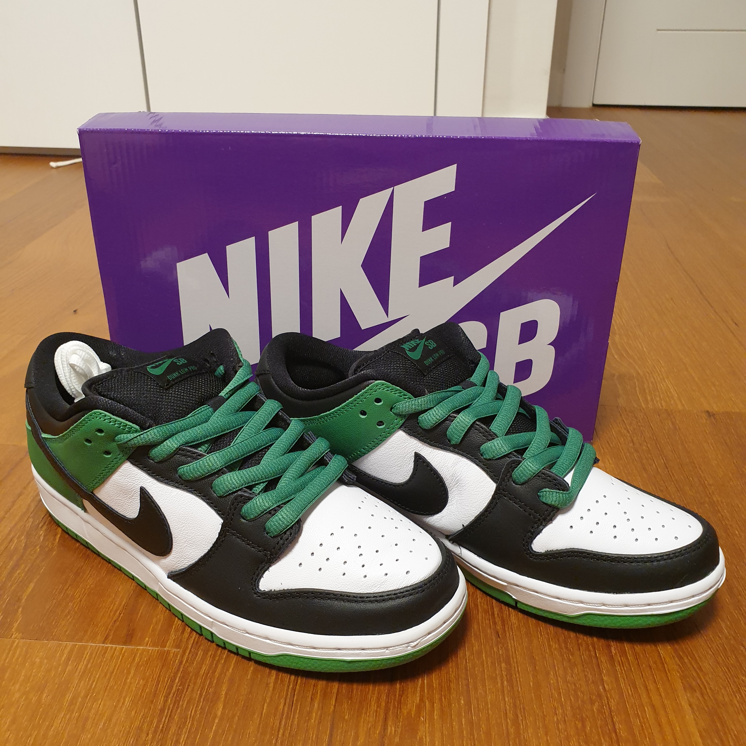 Nike SB Dunk Low Pro Black and Classic Green 착용 스타일 - 2