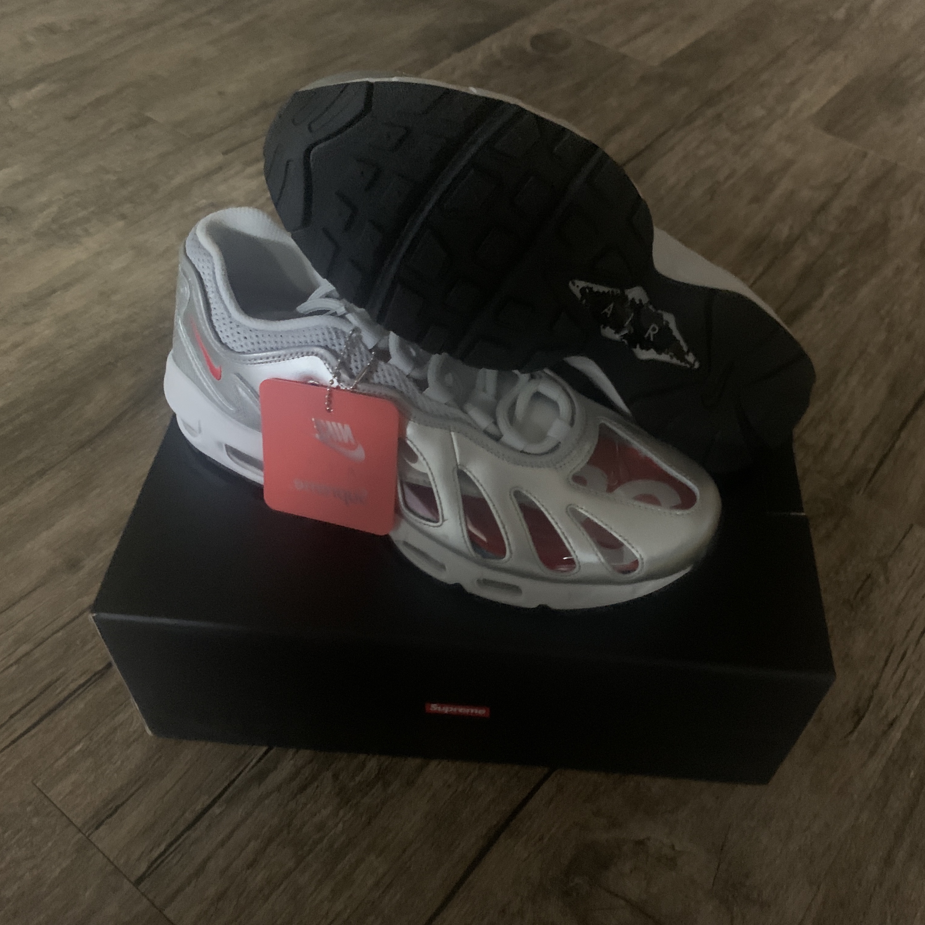 Nike x Supreme Air Max 96 Metallic Silver 착용 스타일 - 1