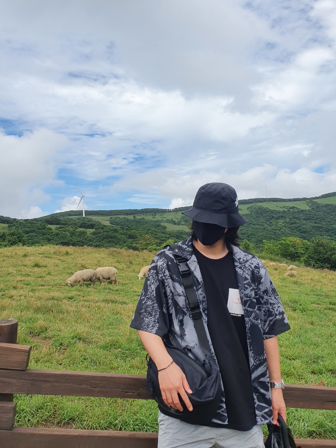 Nike x Stussy Bucket Hat Black, Jordan 5 x Off-White Retro SP Black Muslin 착용 스타일