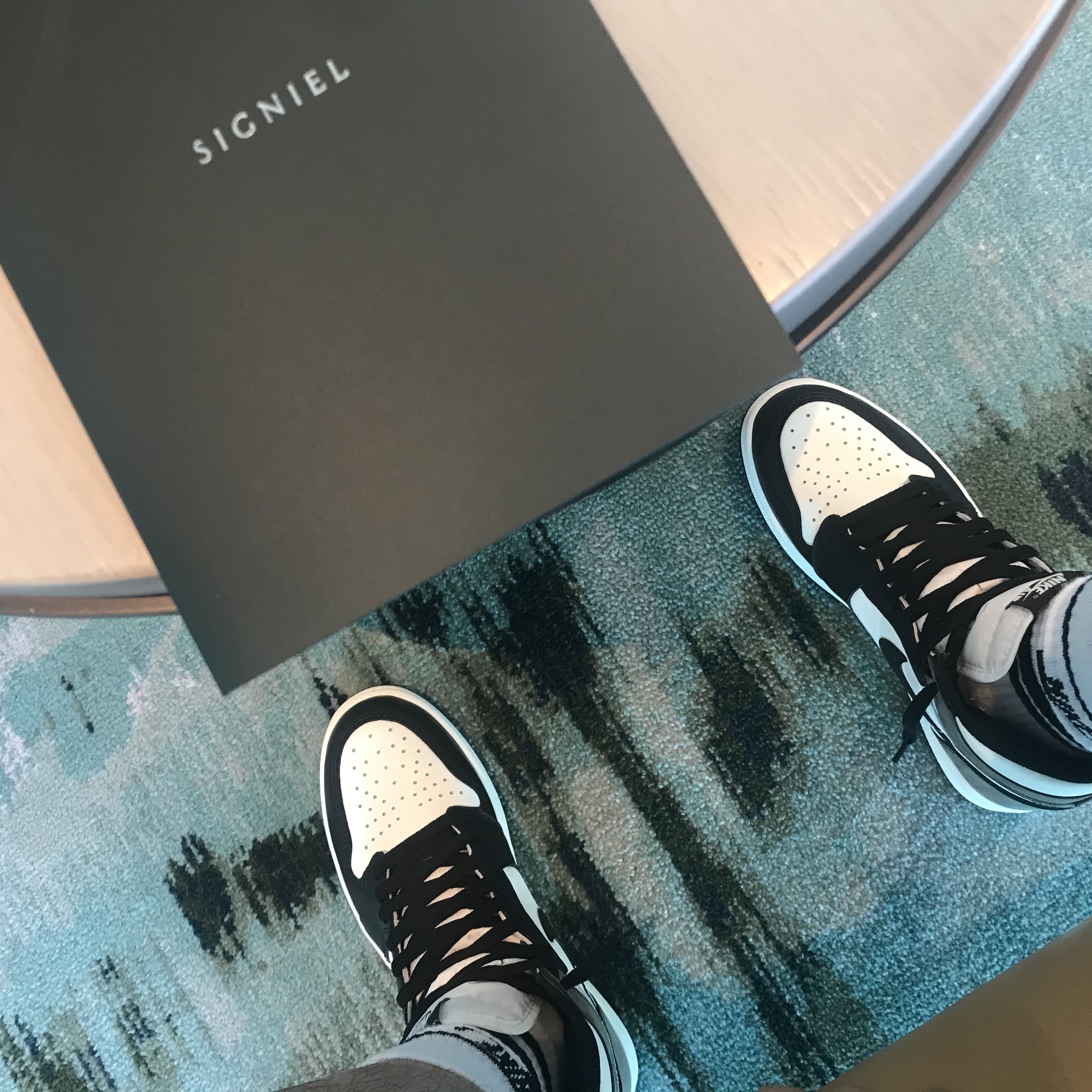 Jordan 1 Retro High OG Black Mocha 착용 스타일 - 2