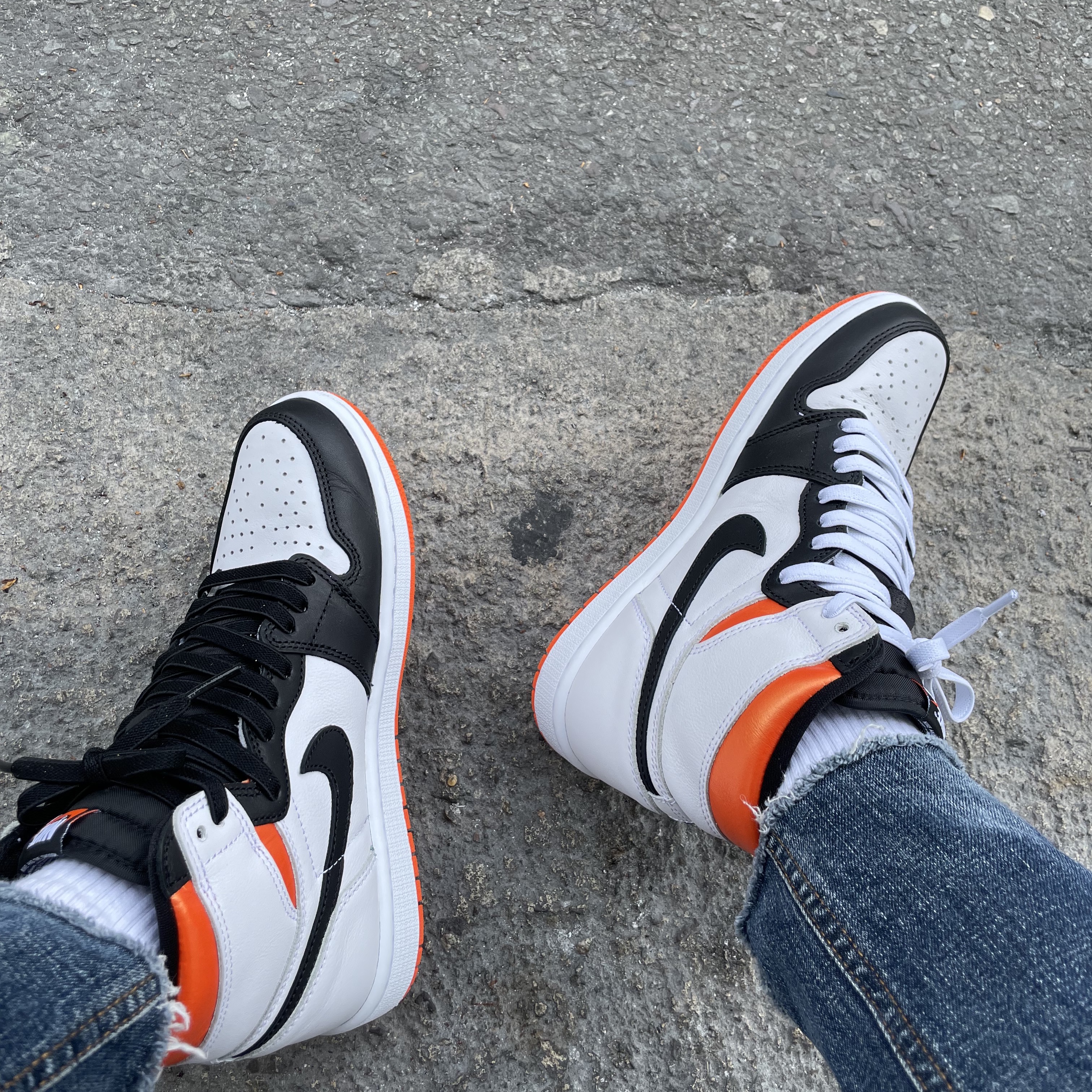 Jordan 1 Retro High OG Electro Orange 착용 스타일