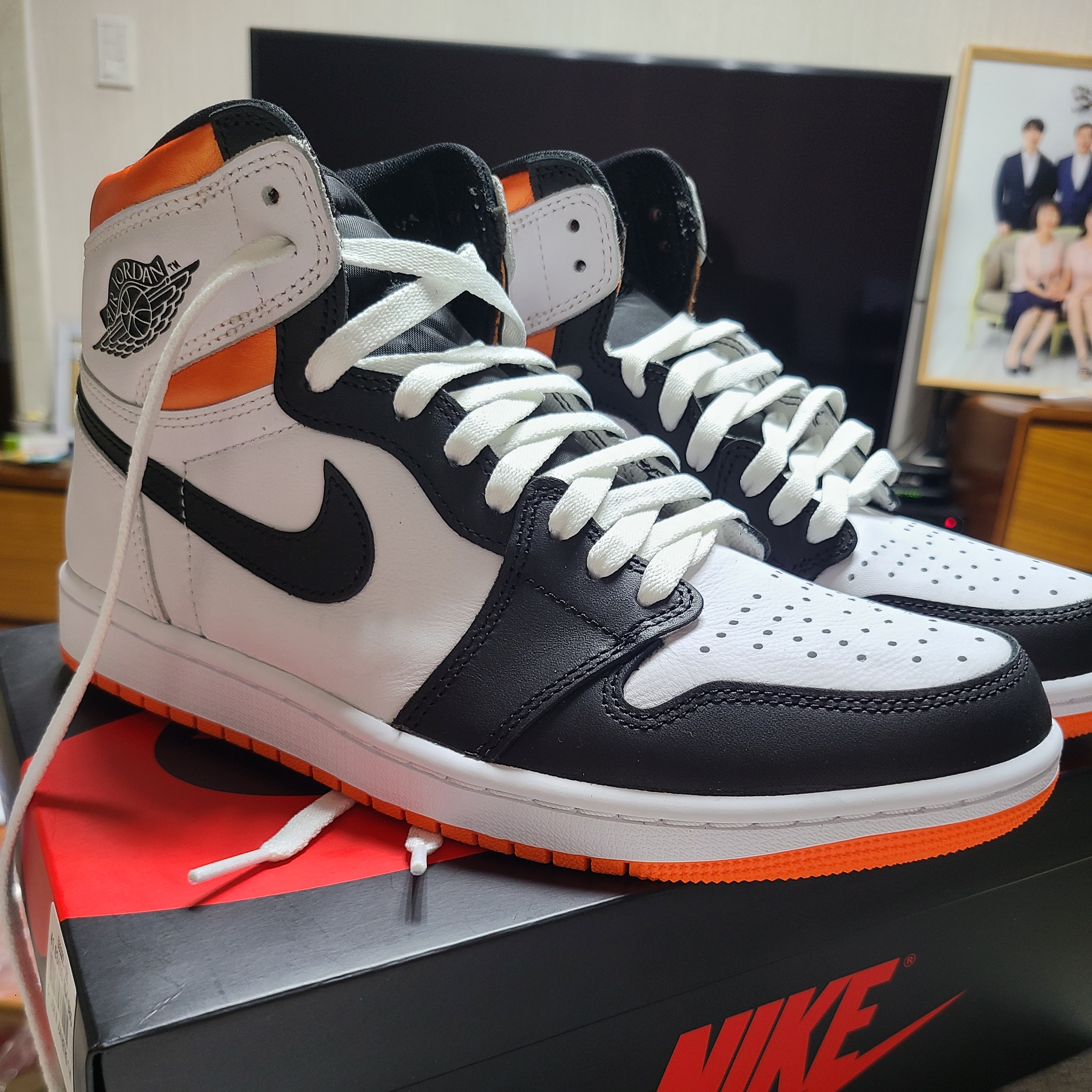 Jordan 1 Retro High OG Electro Orange 착용 스타일