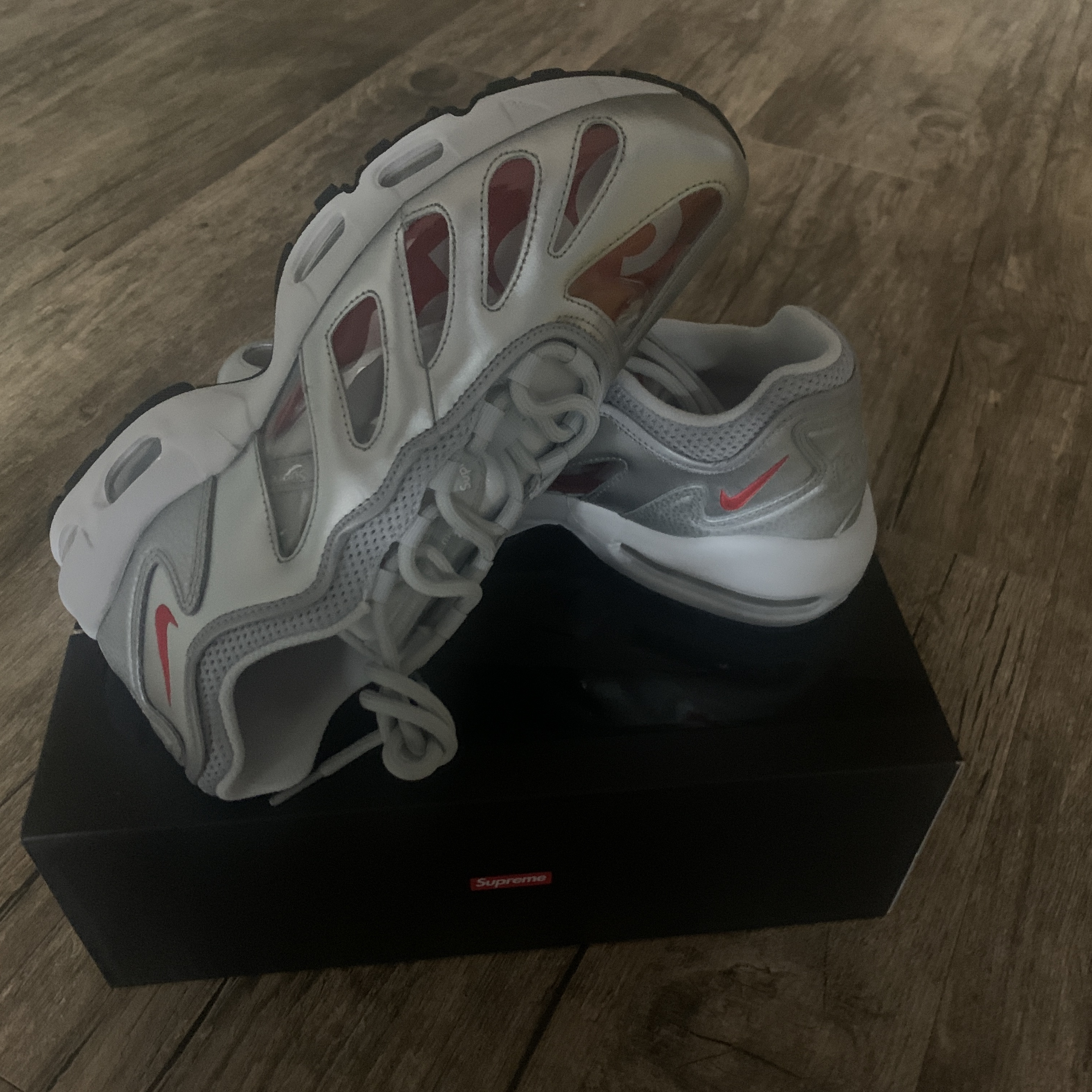 Nike x Supreme Air Max 96 Metallic Silver 착용 스타일 - 2