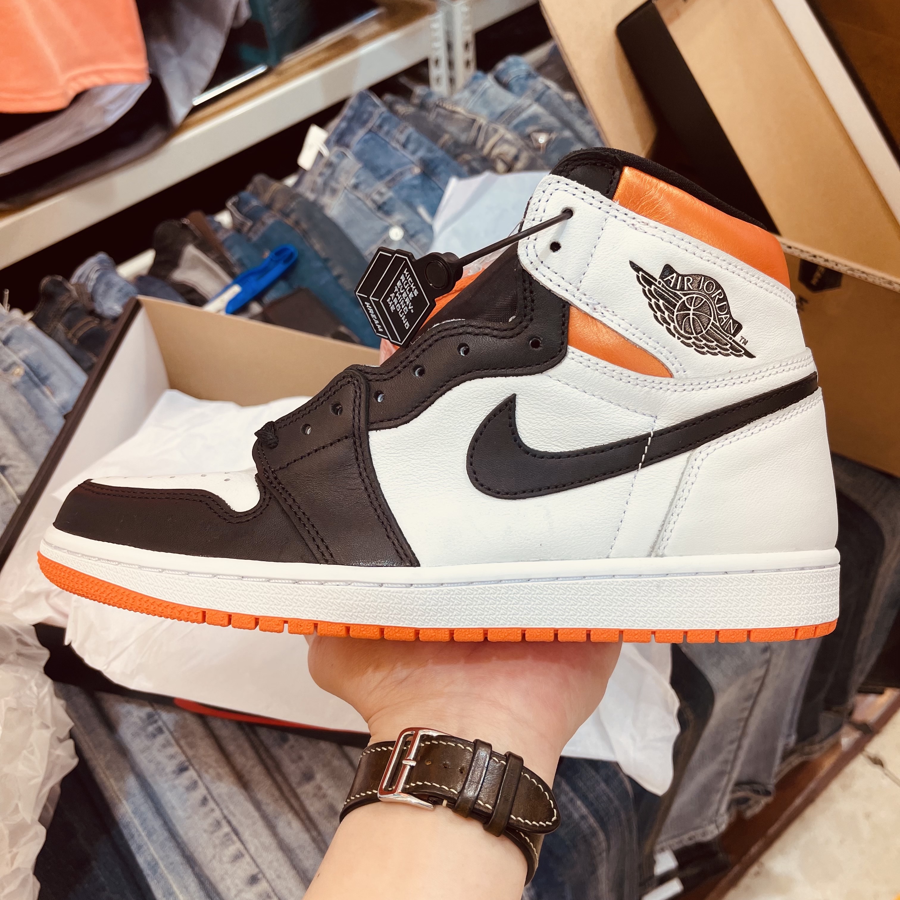 Jordan 1 Retro High OG Electro Orange 착용 스타일