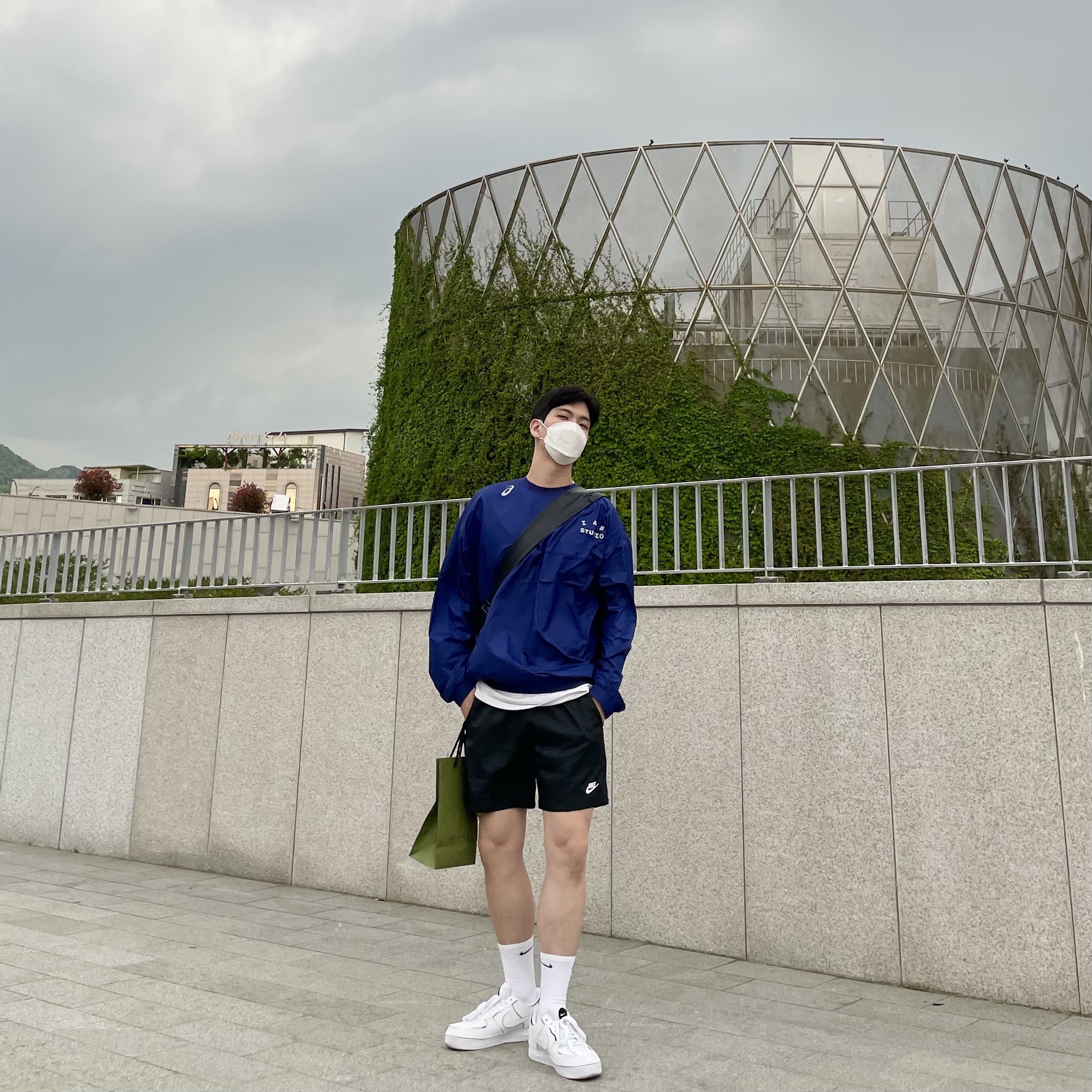 Nike Air Force 1/1 Cosmic Clay, IAB Studio x Asics Navy Woven Shirt 착용 스타일