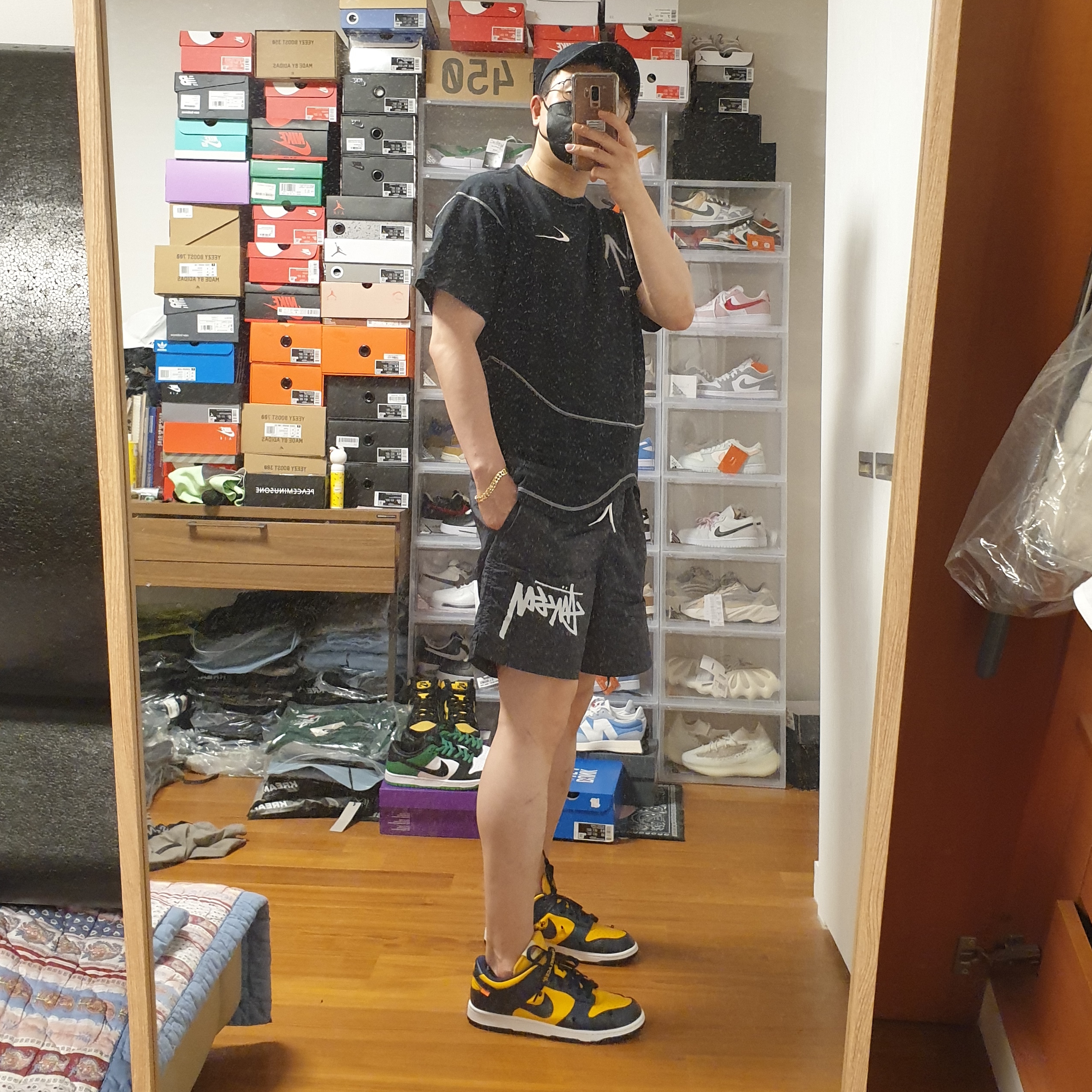 Nike x Off-White NRG RU Short Sleeve T-Shirt, Nike x Off-White Dunk Low University Gold Midnight Navy 착용 스타일 - 3