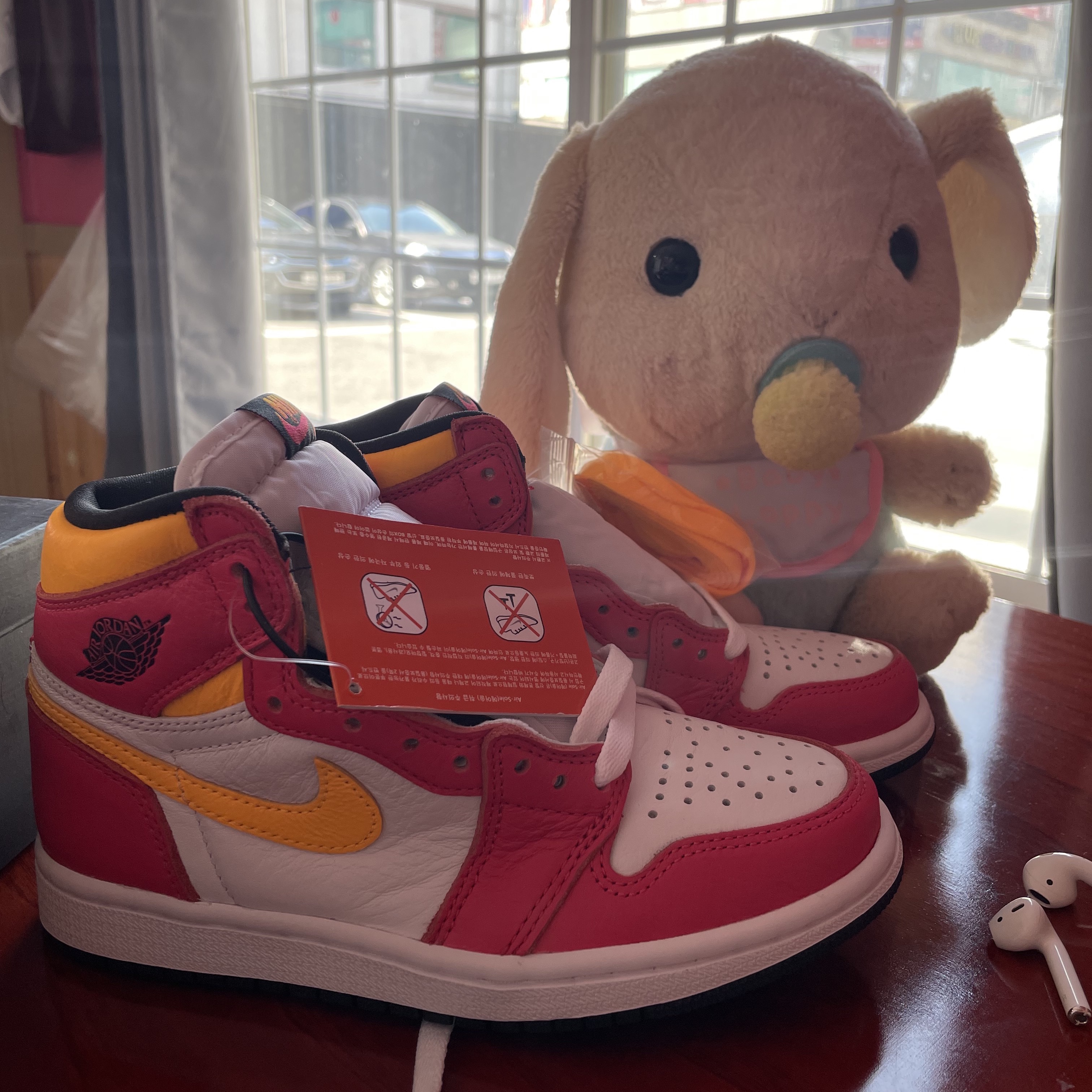 Jordan 1 Retro High OG Light Fusion Red 착용 스타일 - 2