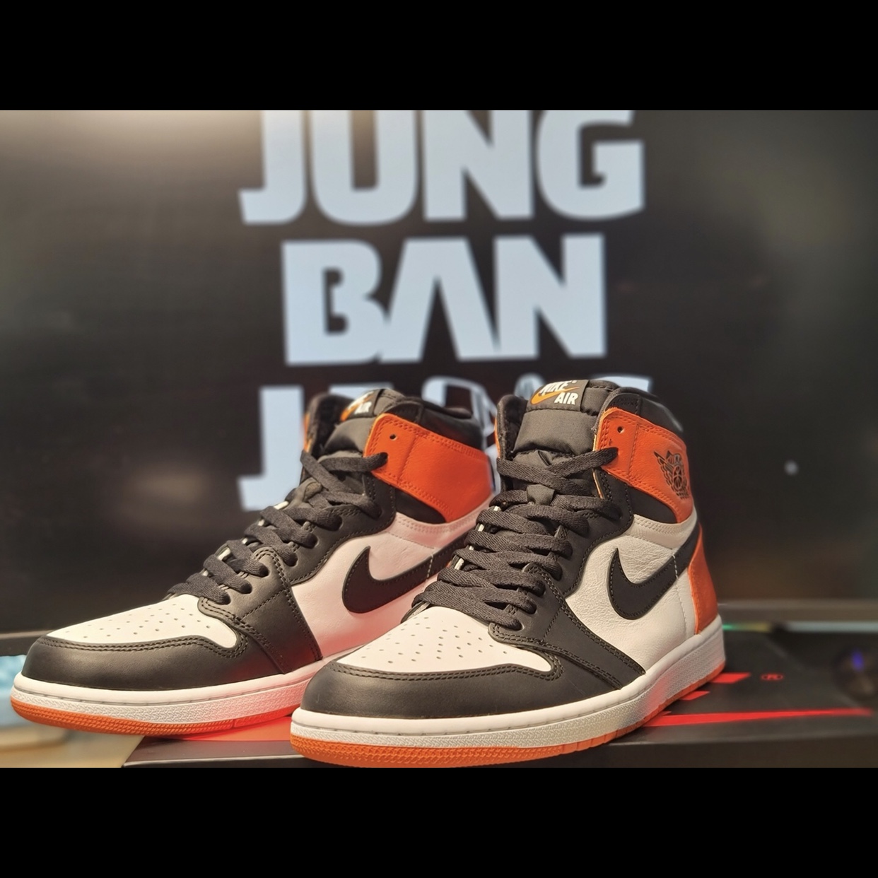 Jordan 1 Retro High OG Electro Orange 착용 스타일 - 2