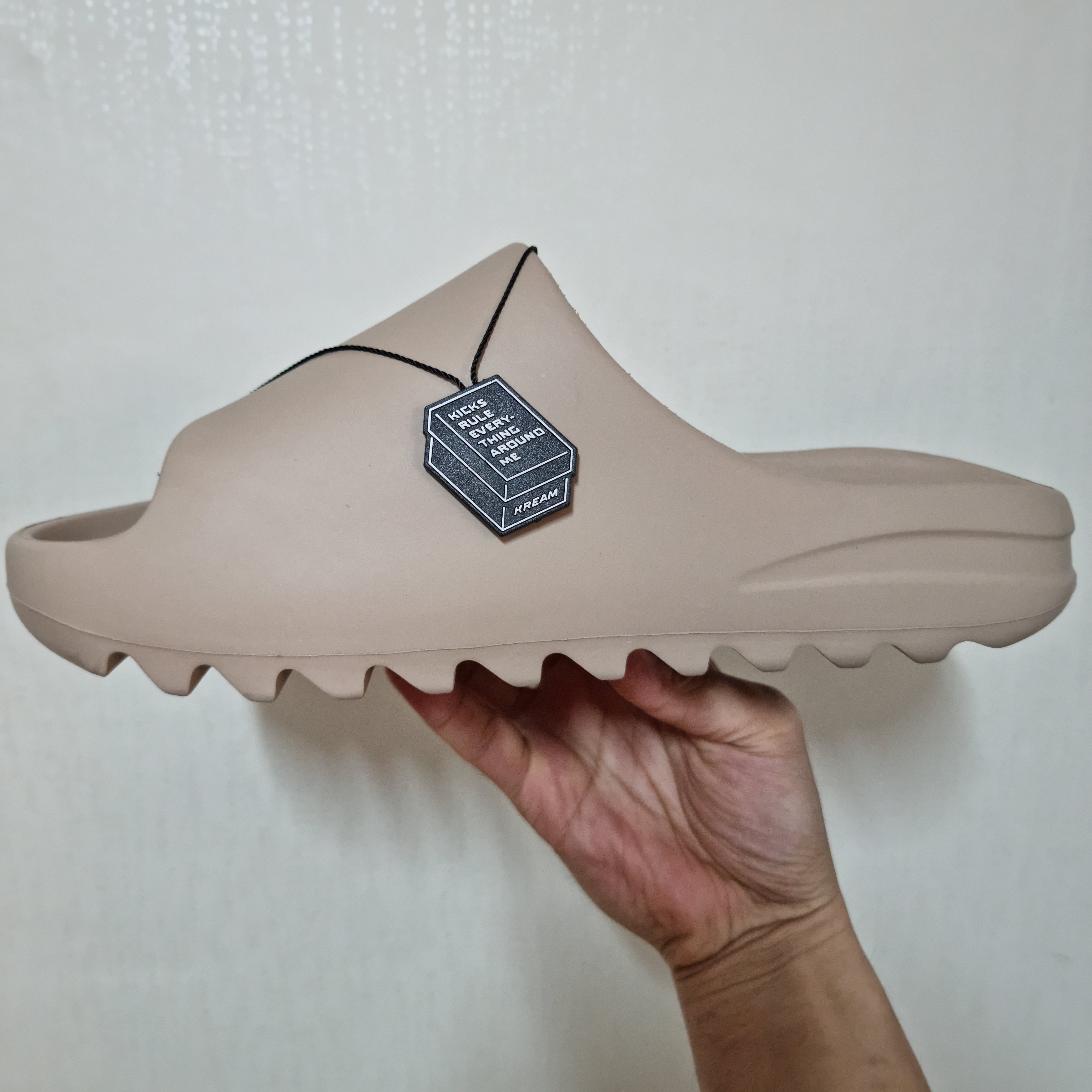 Adidas Yeezy Slide Pure 착용 스타일 - 1