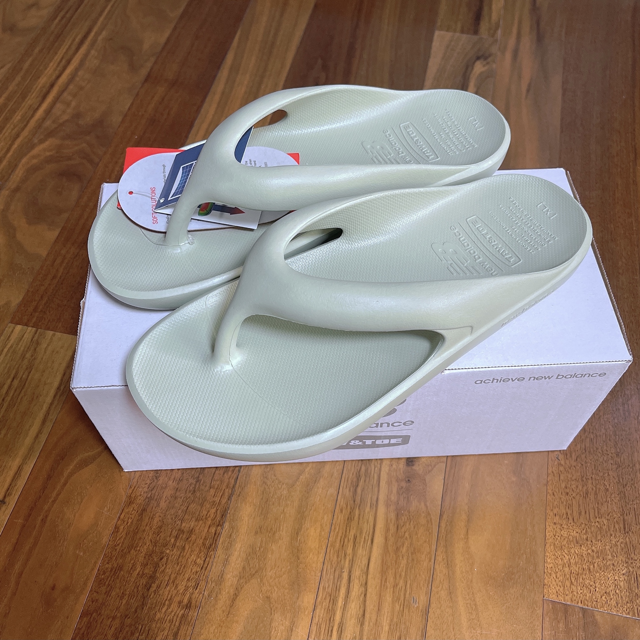 New Balance x Taw&Toe Flip Flop Light Green 착용 스타일