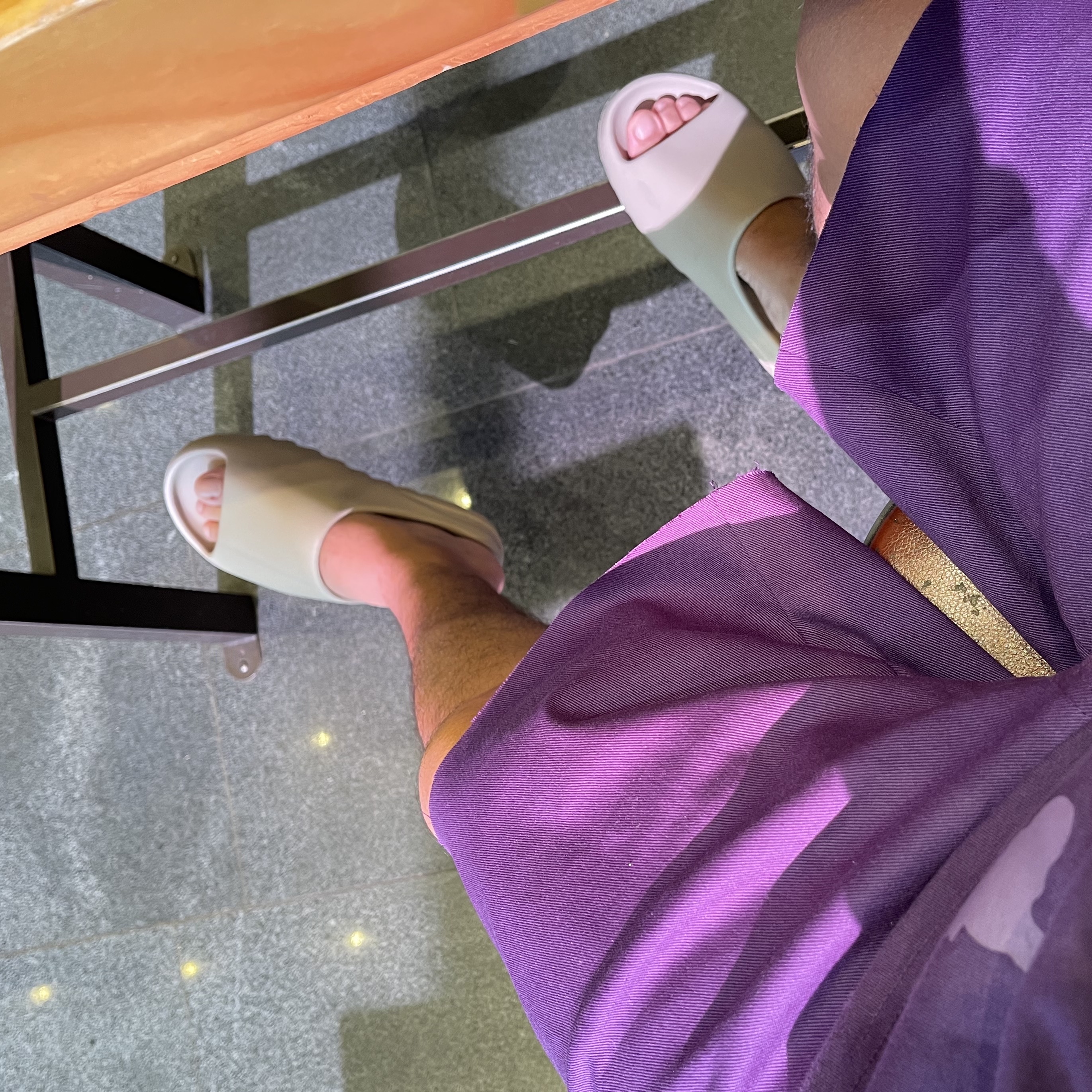 Adidas Yeezy Slide Pure 착용 스타일 - 3