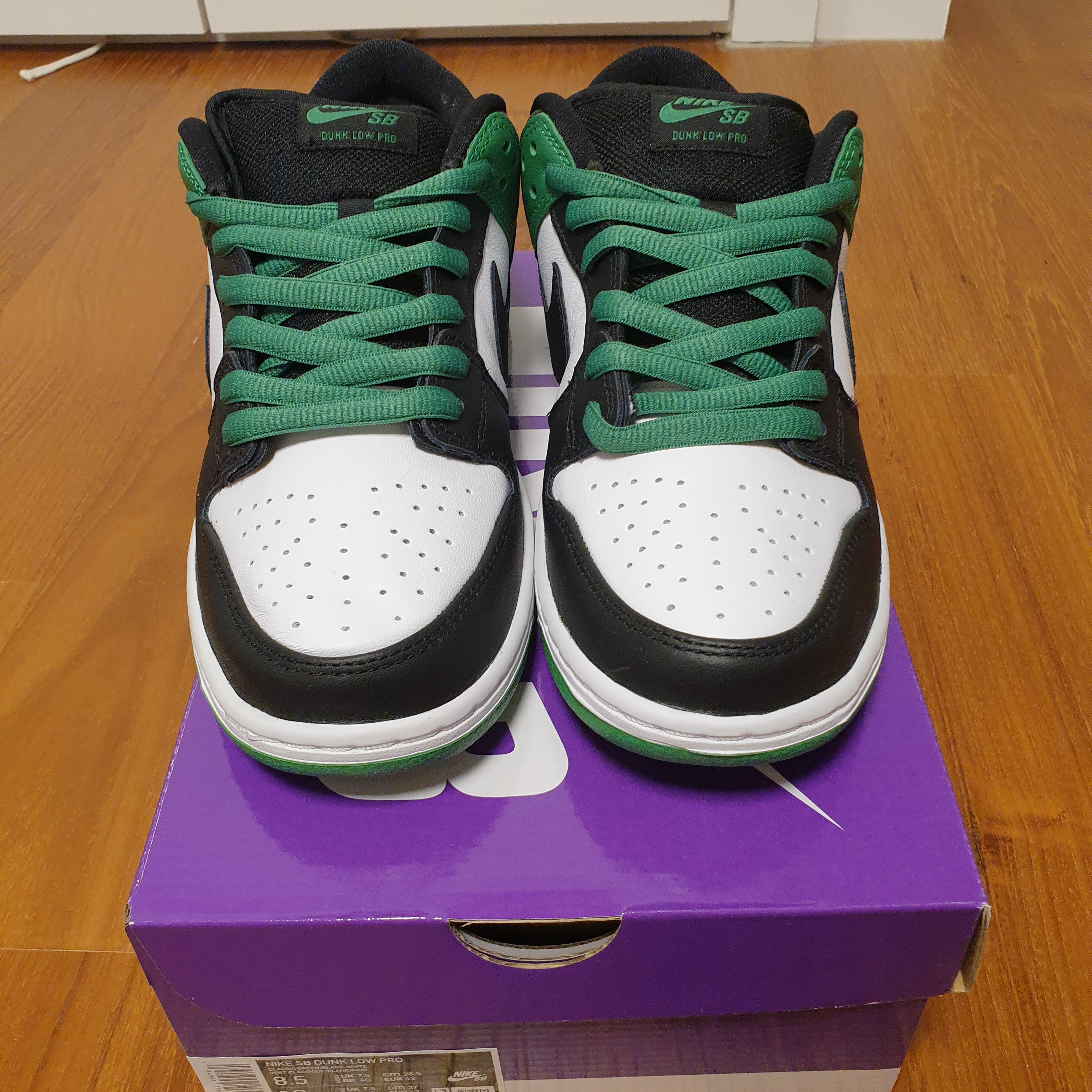 Nike SB Dunk Low Pro Black and Classic Green 착용 스타일 - 3