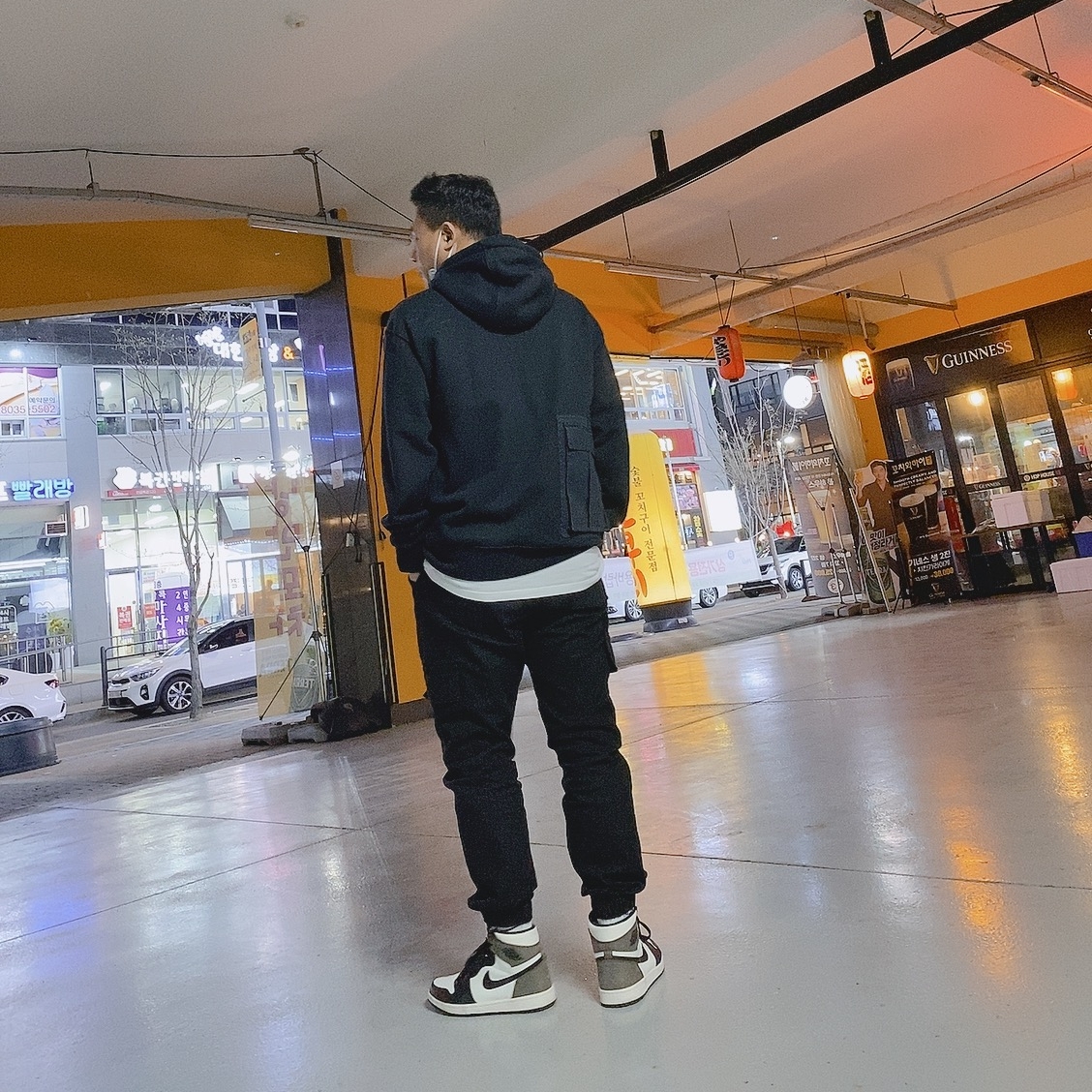 Jordan 1 Retro High OG Black Mocha, Nike x Travis Scott NRG AG Utility Hoodie Black 착용 스타일