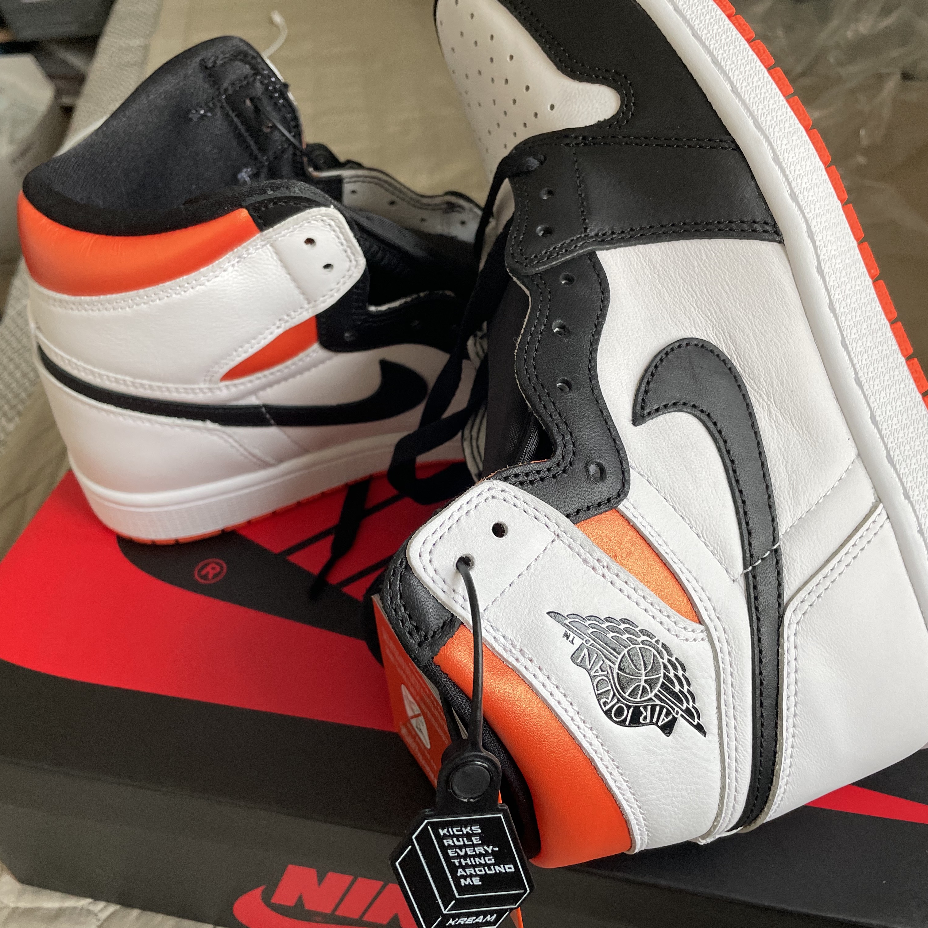 Jordan 1 Retro High OG Electro Orange 착용 스타일