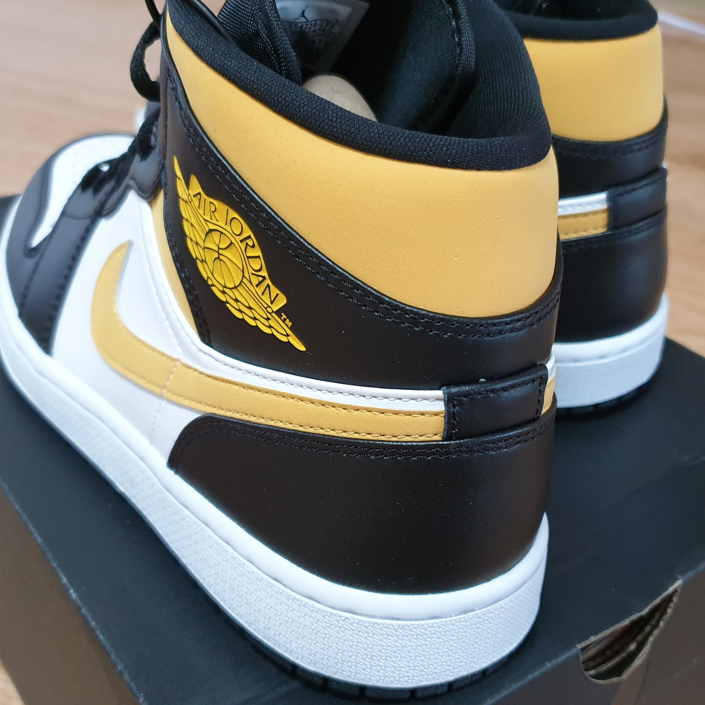 Jordan 1 Mid Pollen 착용 스타일 - 1