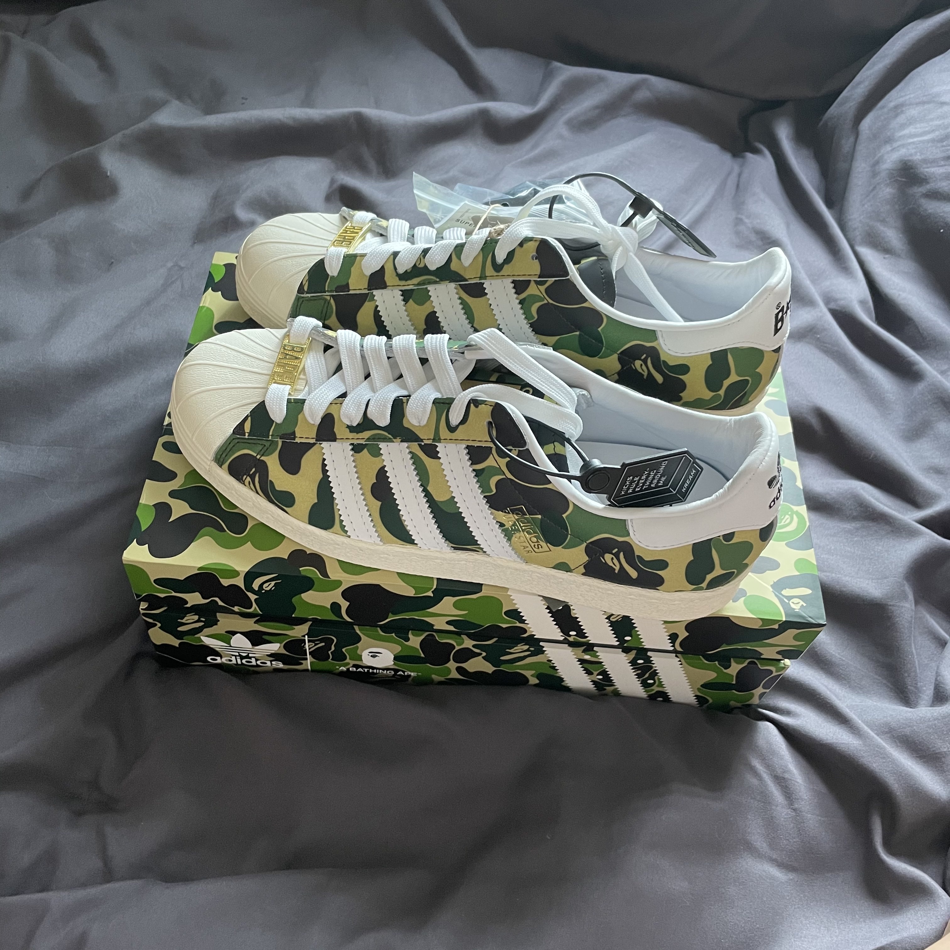 Adidas x BAPE Superstar 80s Green Camo 착용 스타일