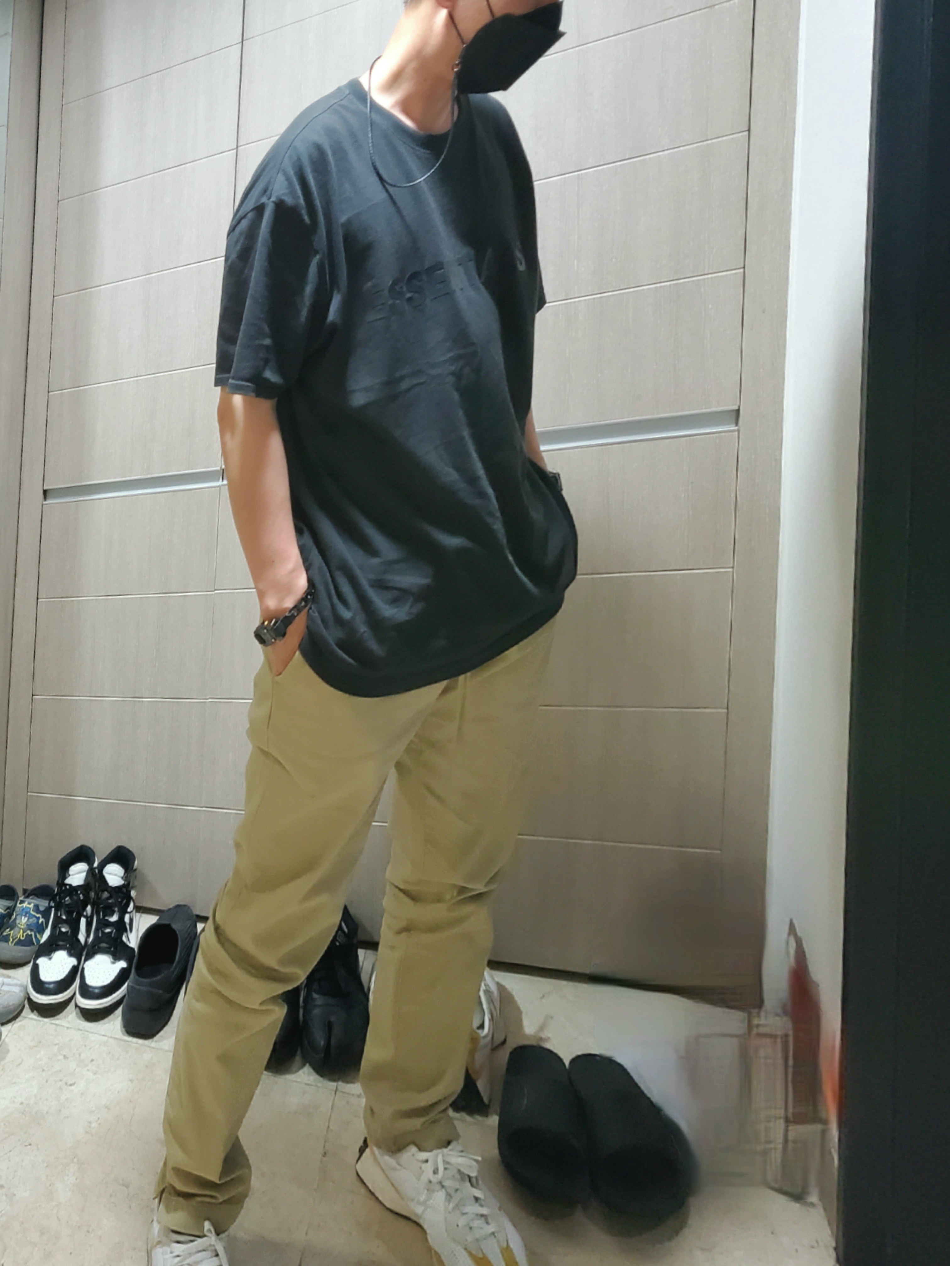 Essentials 3D Silicon Applique Boxy T-Shirt Dark Slate/Black 2020, Essentials Twill Pants Khaki - 21SS 착용 스타일