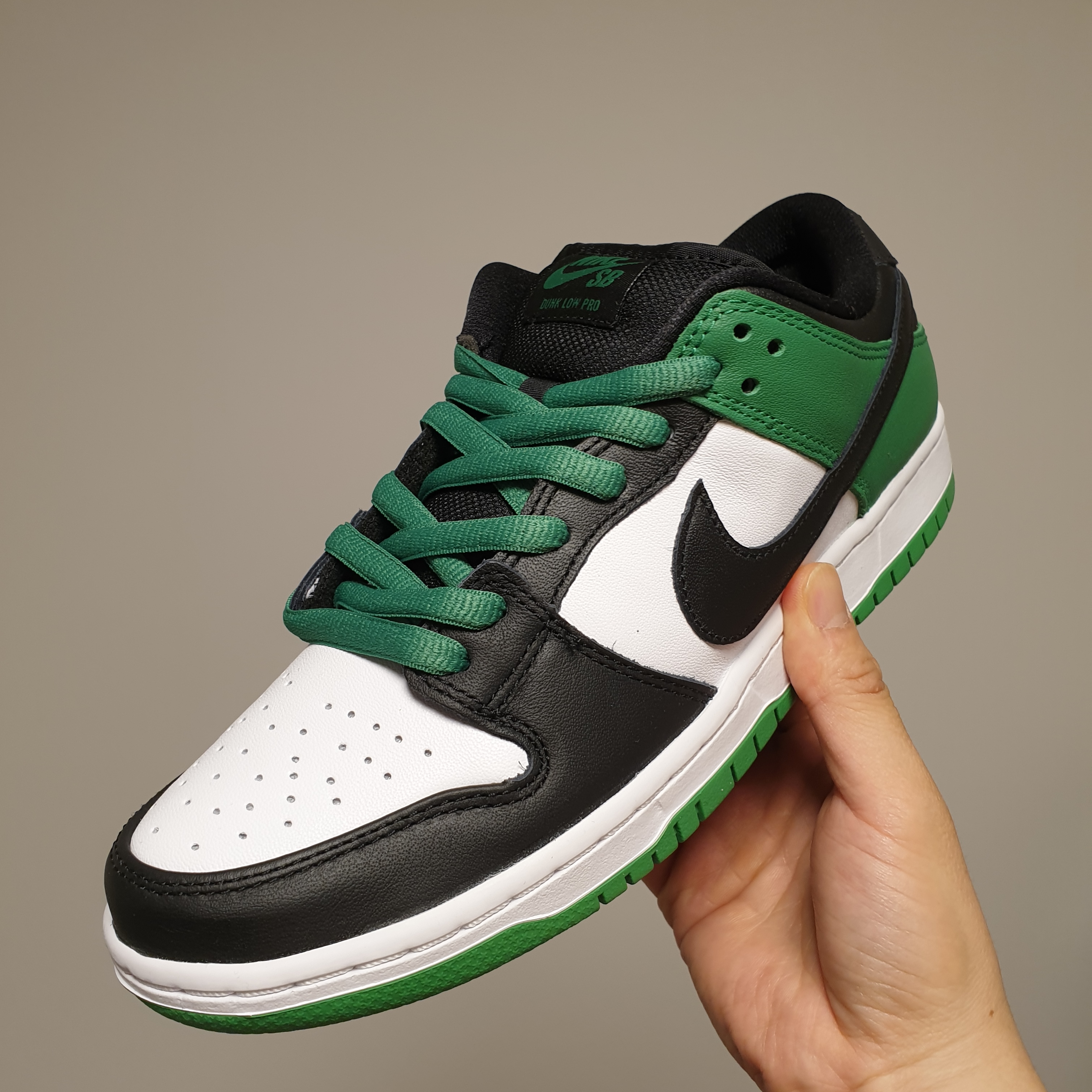 Nike SB Dunk Low Pro Black and Classic Green 착용 스타일 - 1