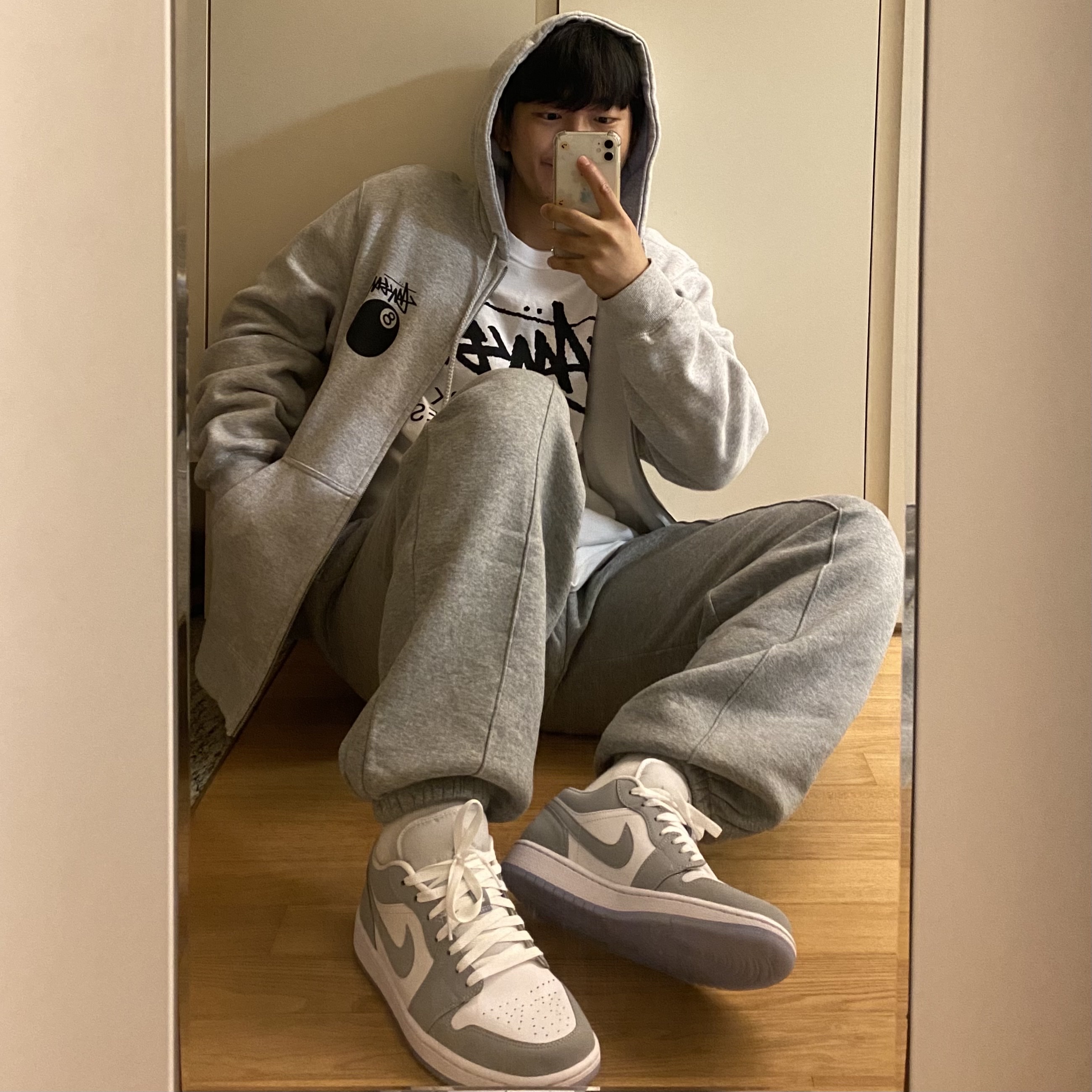 (W) Jordan 1 Low White Wolf Grey, Stussy World Tour LS T-Shirt White 착용 스타일