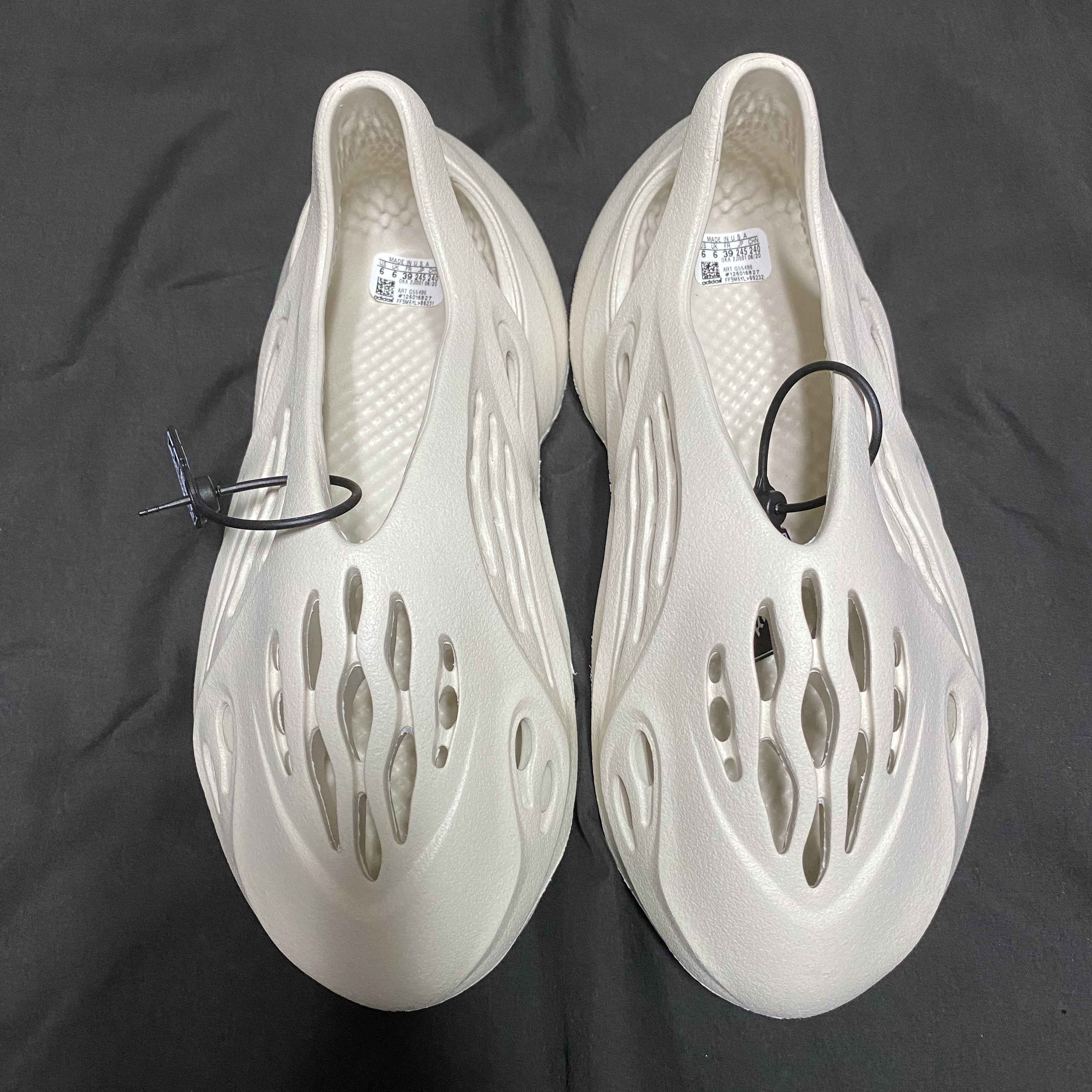 Adidas Yeezy Foam RNNR Ararat 착용 스타일 - 1