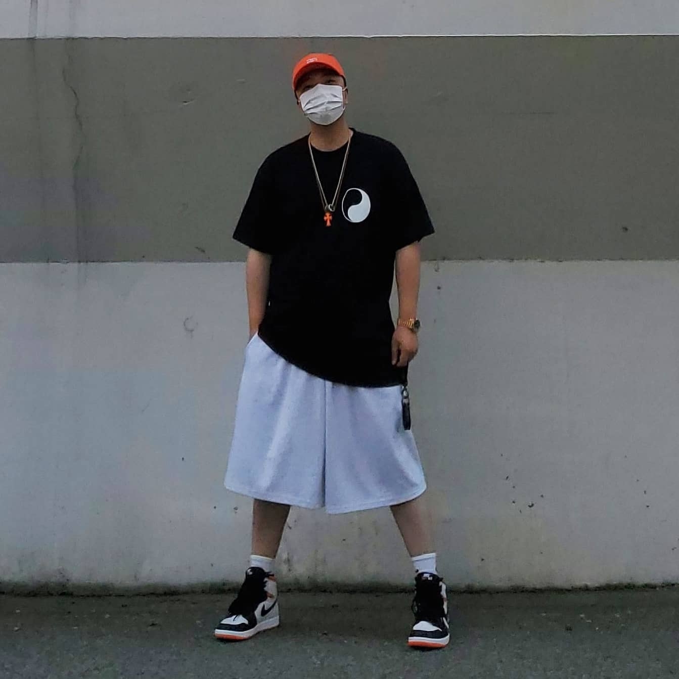 Jordan 1 Retro High OG Electro Orange, Stussy x Our Legacy Ying Yang Pig. Dyed T-Shirt Black 착용 스타일 - 1