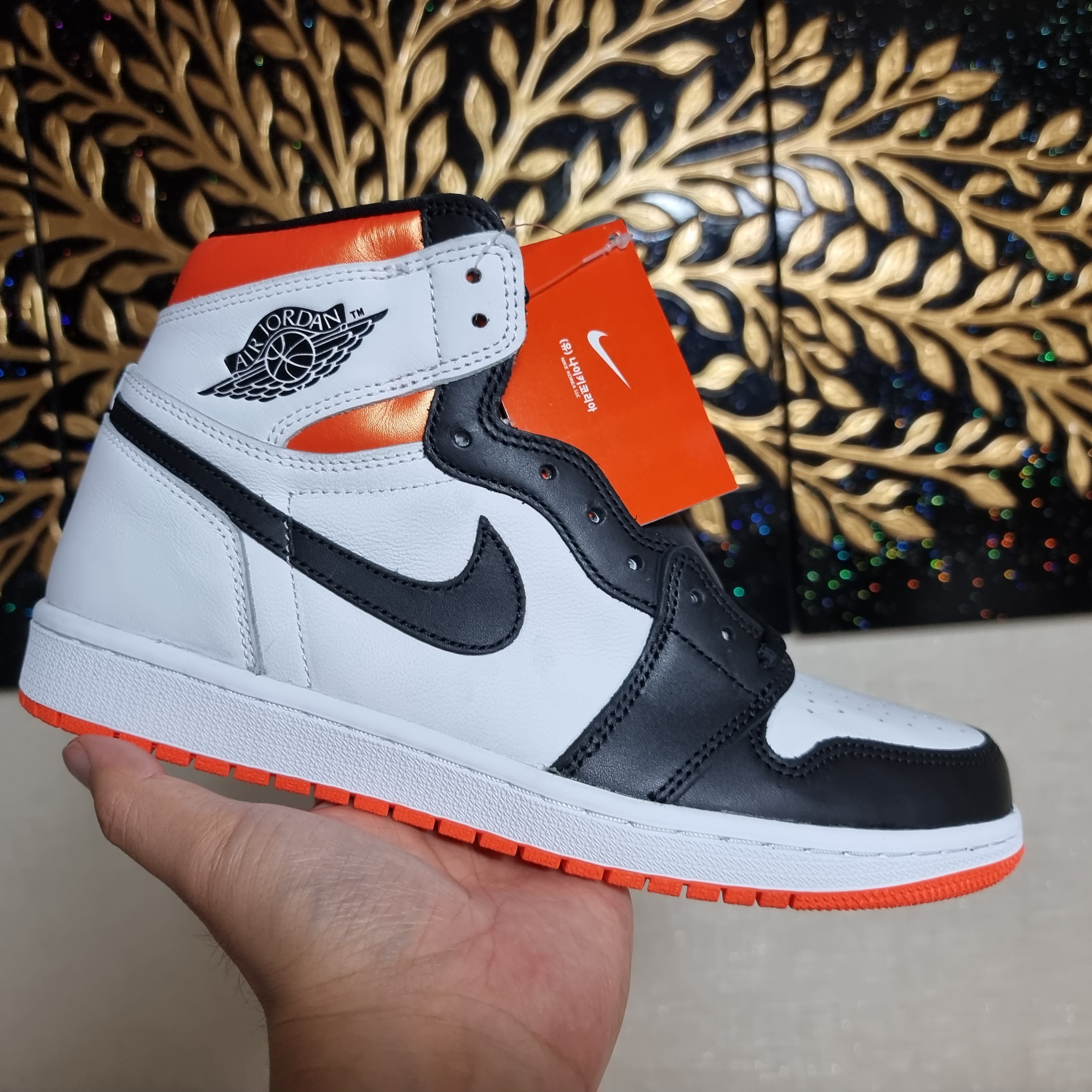 Jordan 1 Retro High OG Electro Orange 착용 스타일