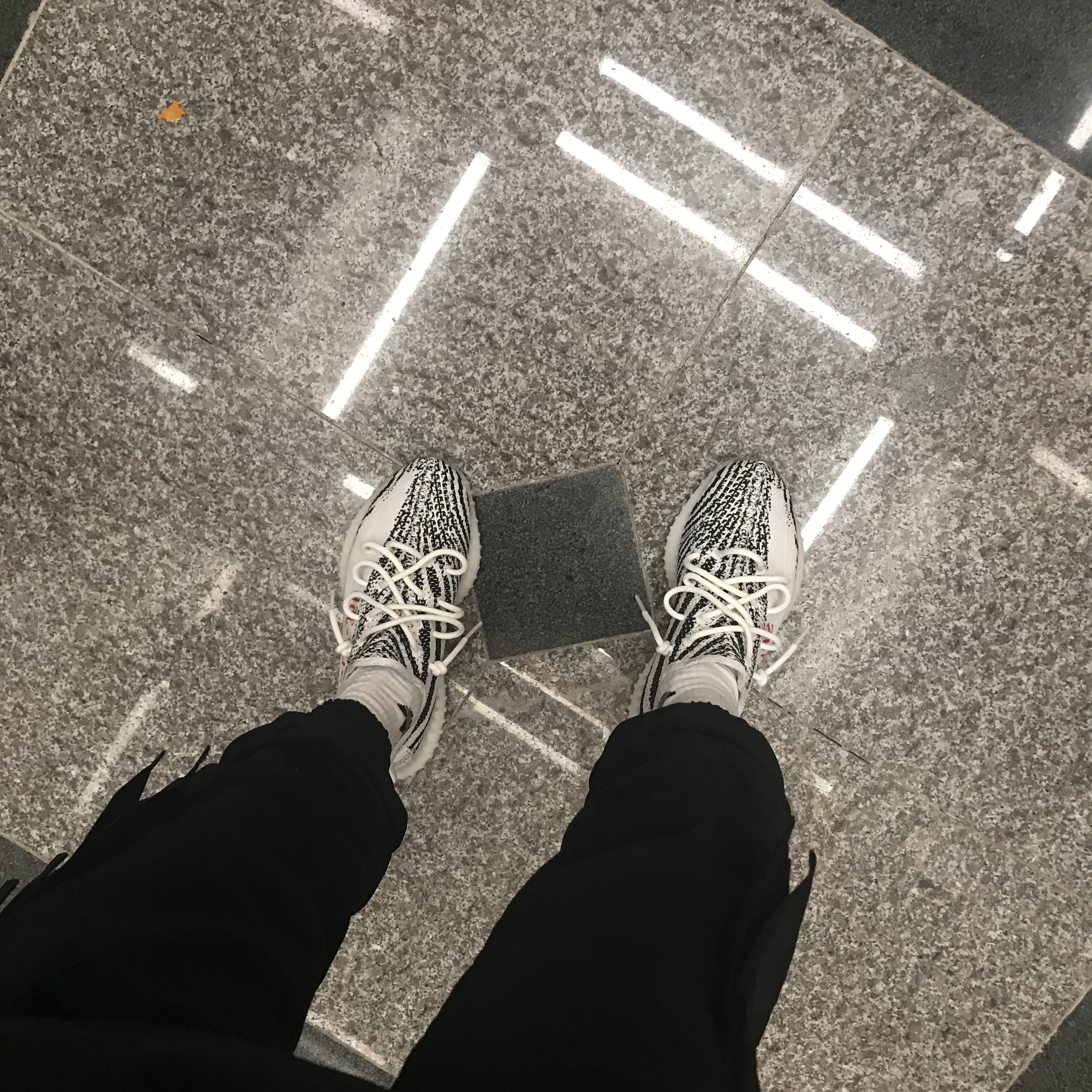 Adidas Yeezy Boost 350 V2 Zebra 2017/2019/2020 착용 스타일 - 3