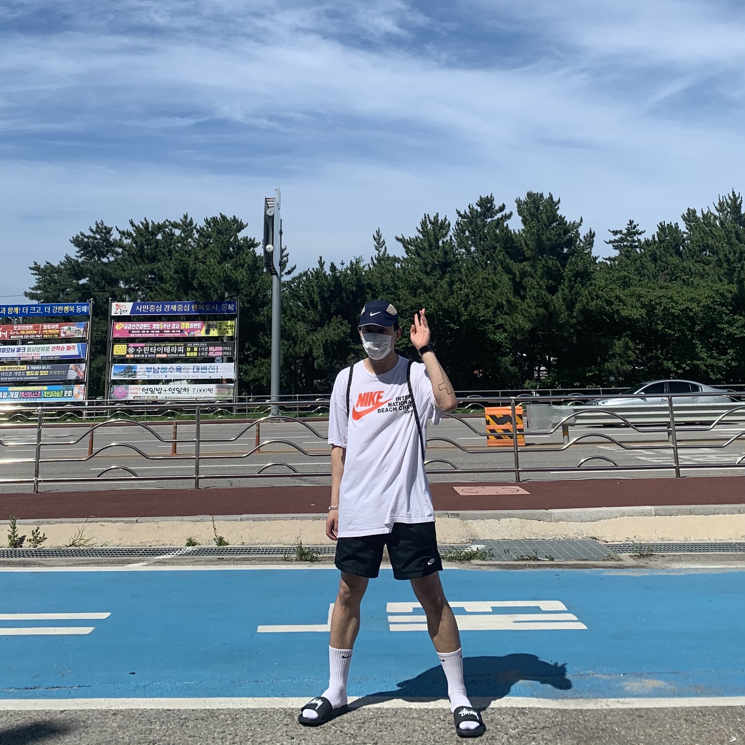 Nike x Stussy Benassi Slide Off Noir, Nike x Stussy International Beach Crew T-Shirt White - Asia 착용 스타일