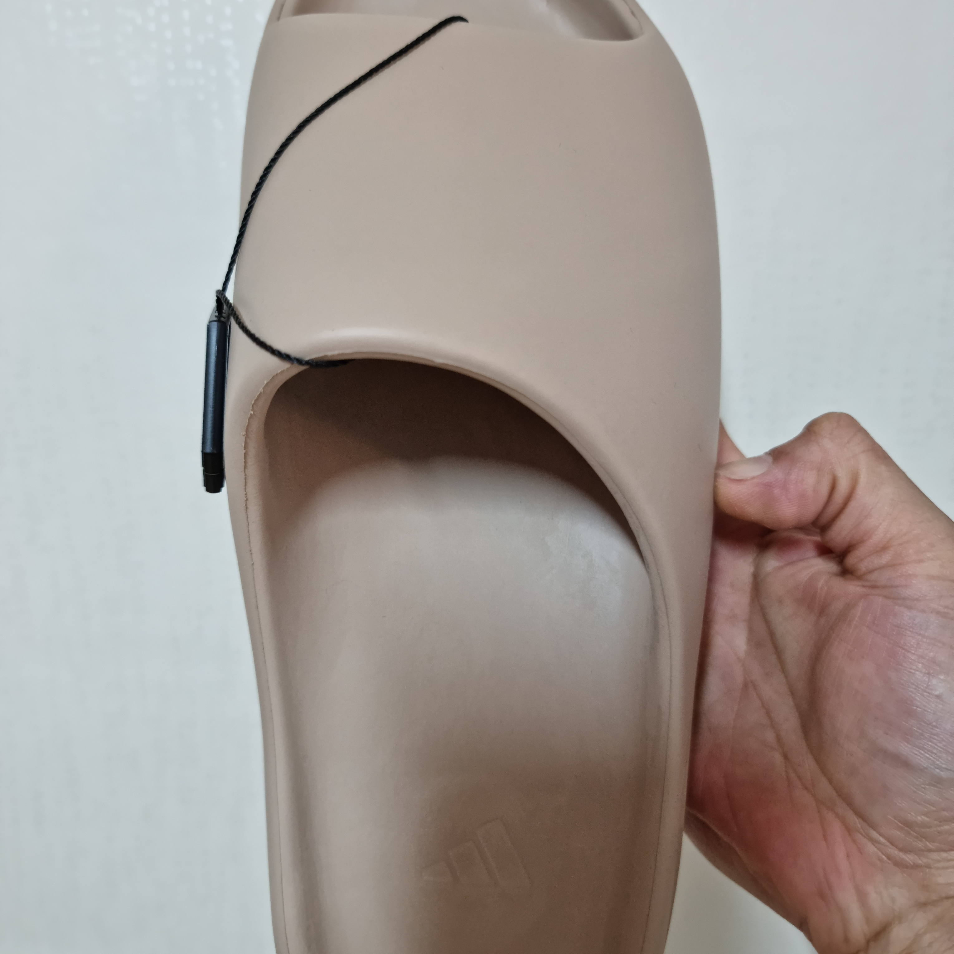 Adidas Yeezy Slide Pure 착용 스타일 - 2
