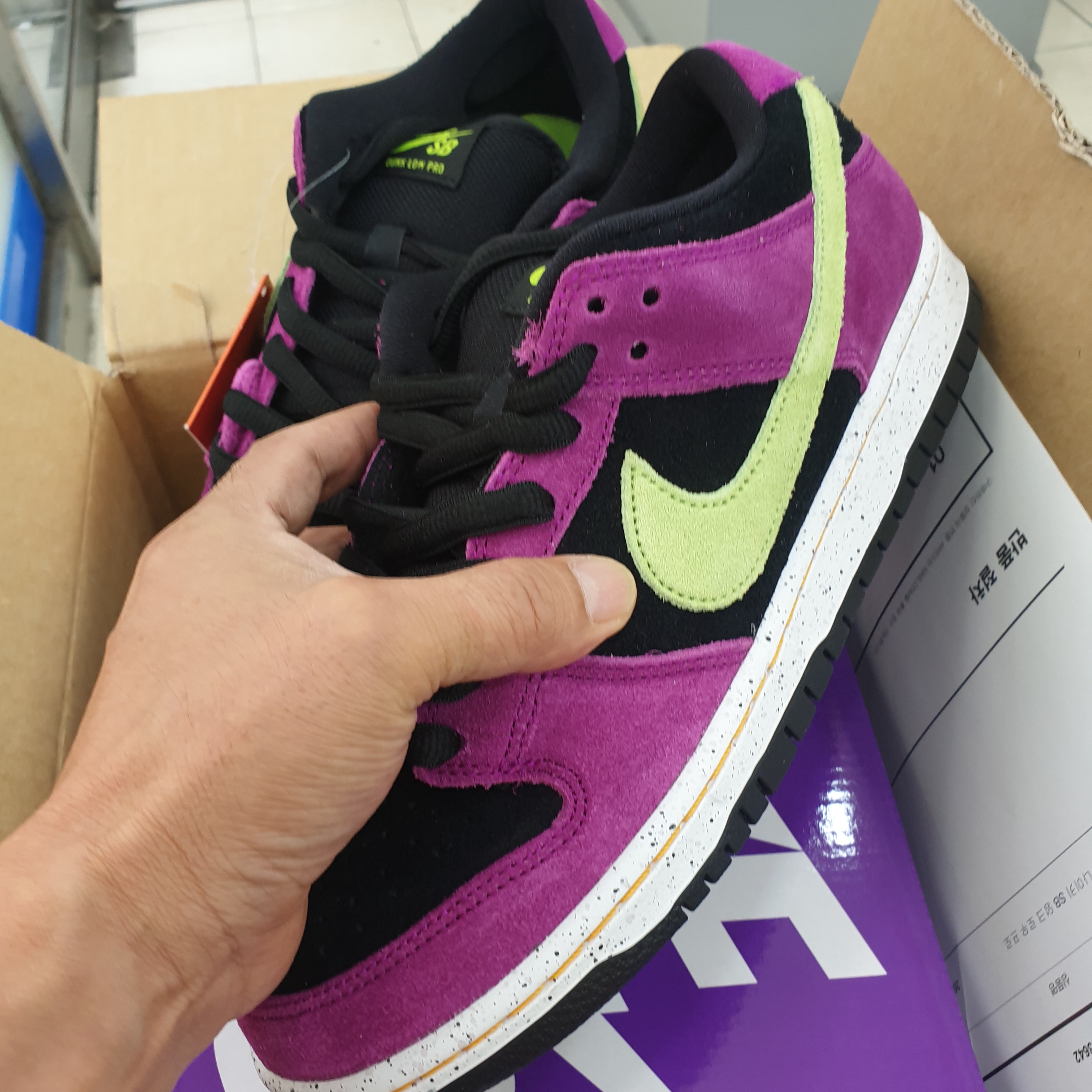 Nike SB Dunk Low Pro Red Plum 착용 스타일 - 2