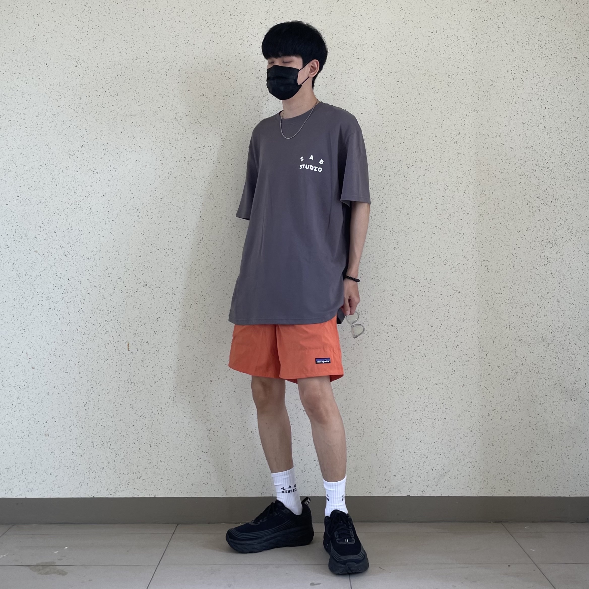 IAB Studio At Home T-Shirt Charcoal, IAB Studio White & Ash Blue Socks (3 Pack) 착용 스타일