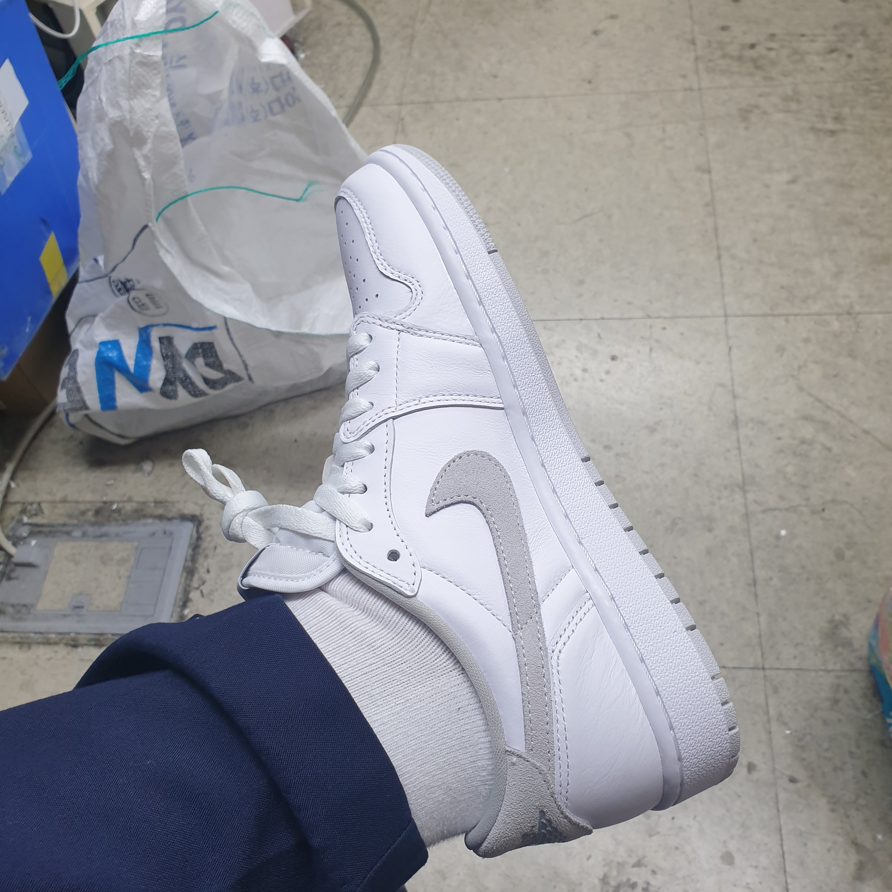 Jordan 1 High 85 Neutral Grey, (W) Jordan 1 Low OG Neutral Grey 착용 스타일 - 2